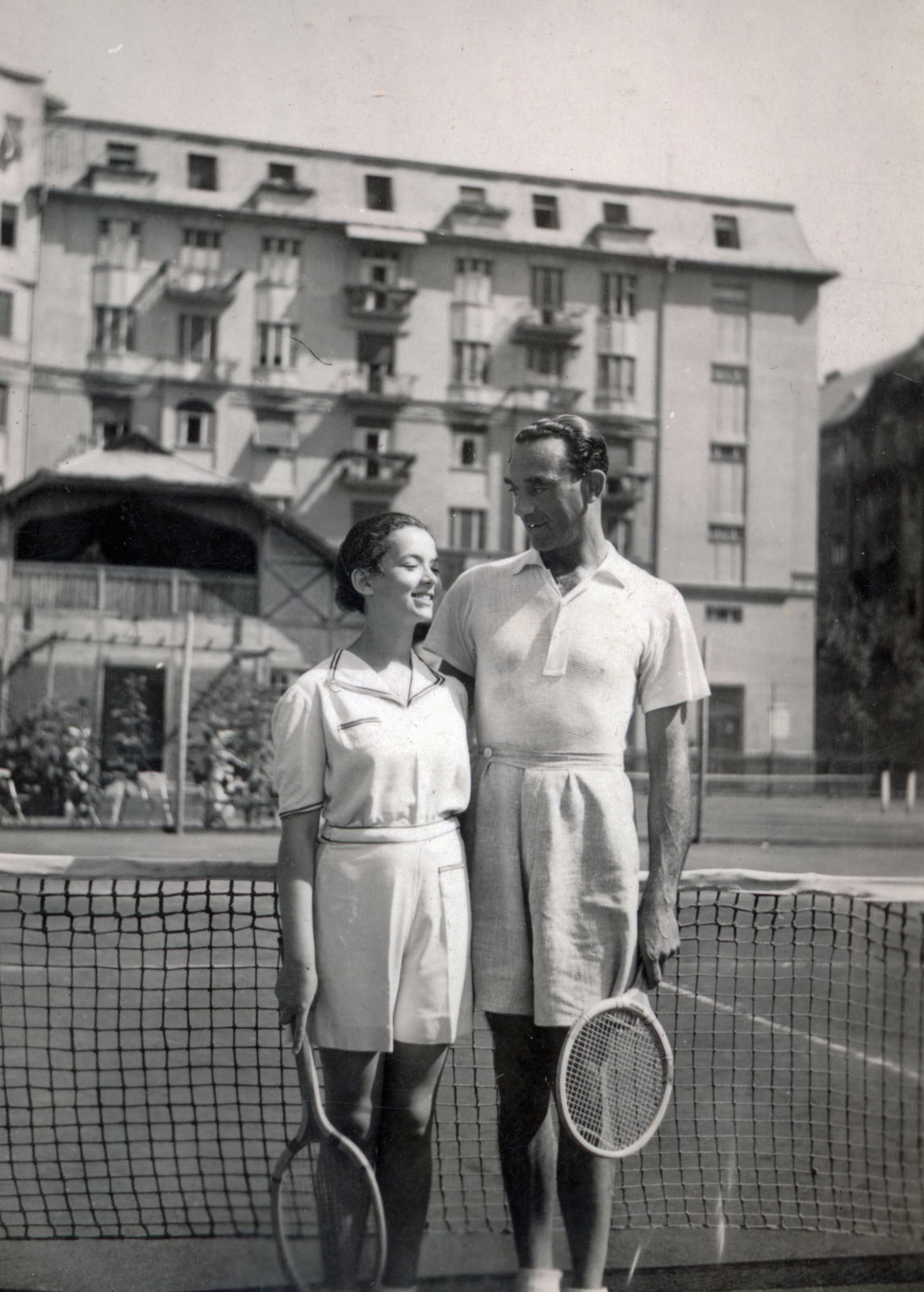 Hungary, Budapest V., Balaton (Rothermere) utca 1., Palatinus teniszpark (később az Olimpia park került kialakításra a helyén). A háttérben látható bérház helyén ma a Képviselői Irodaház (Fehér ház) áll, jobbra a Balassi Bálint (Személynök) utca., 1939, Barna Imre, tennis rackets, sport jersey, Budapest, Fortepan #150088