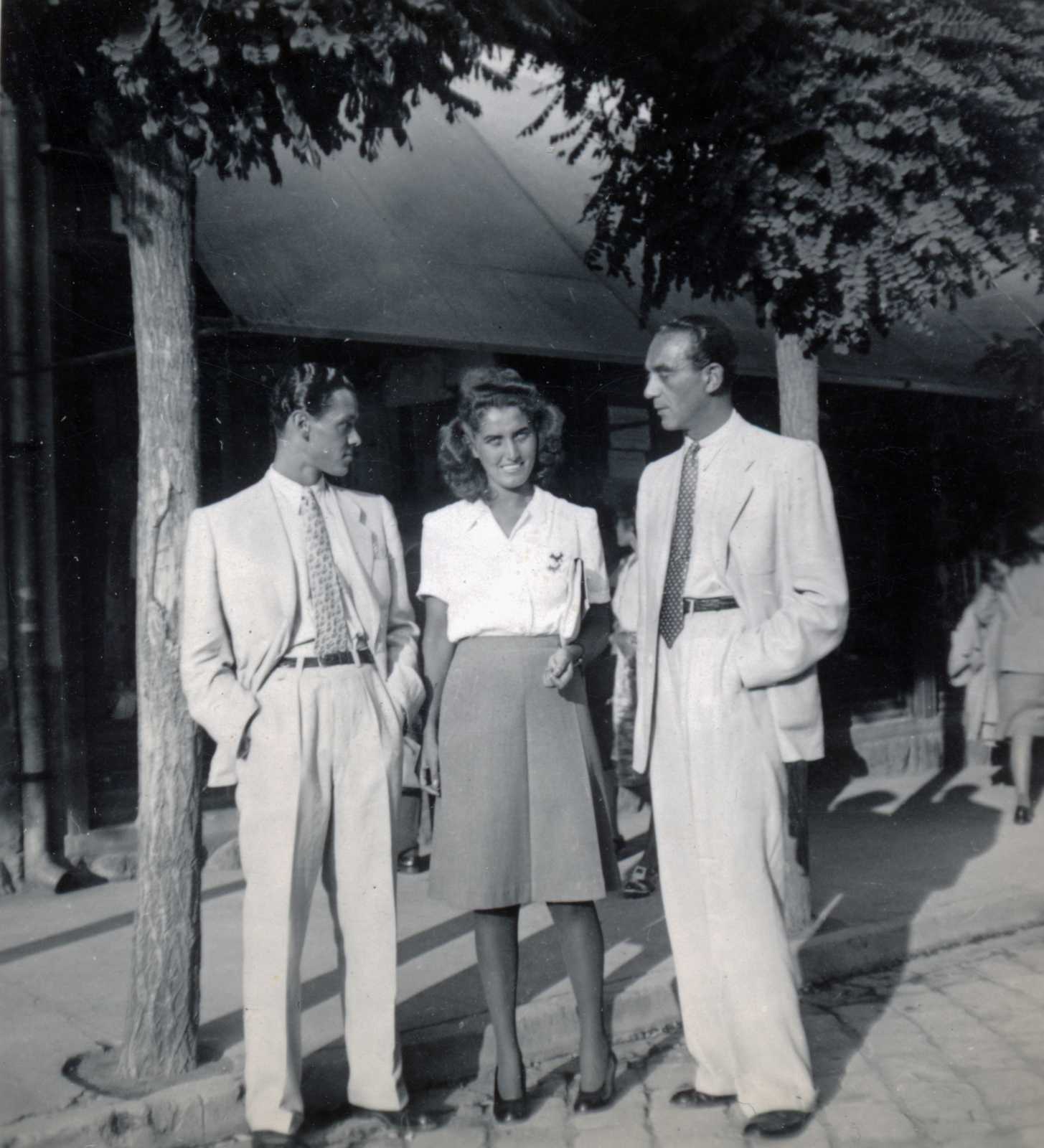 1936, Barna Imre, hands in pockets, suit, three people, Fortepan #150095