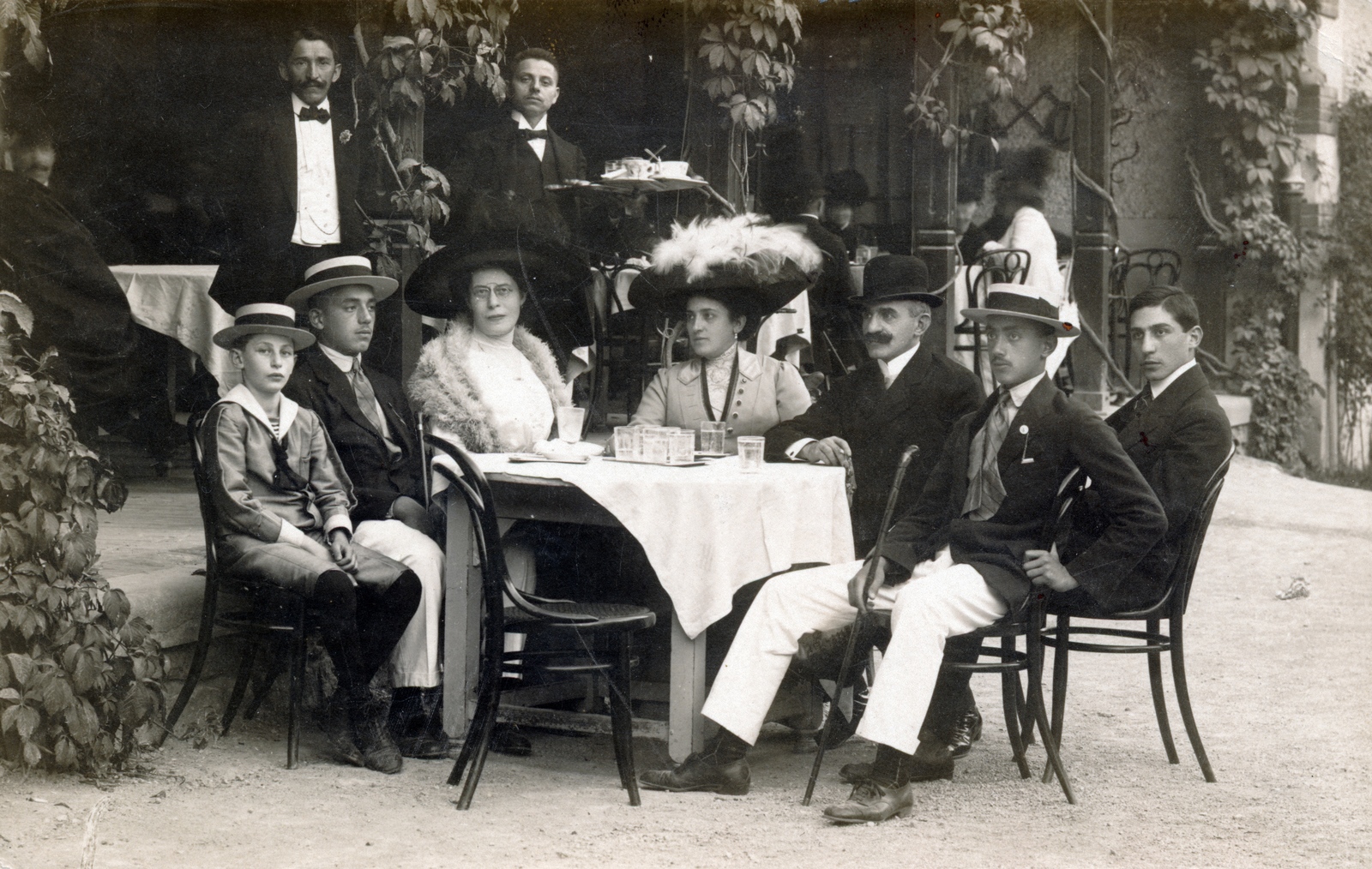 1913, Barna Imre, tableau, table, hat, waiter, Fortepan #150116
