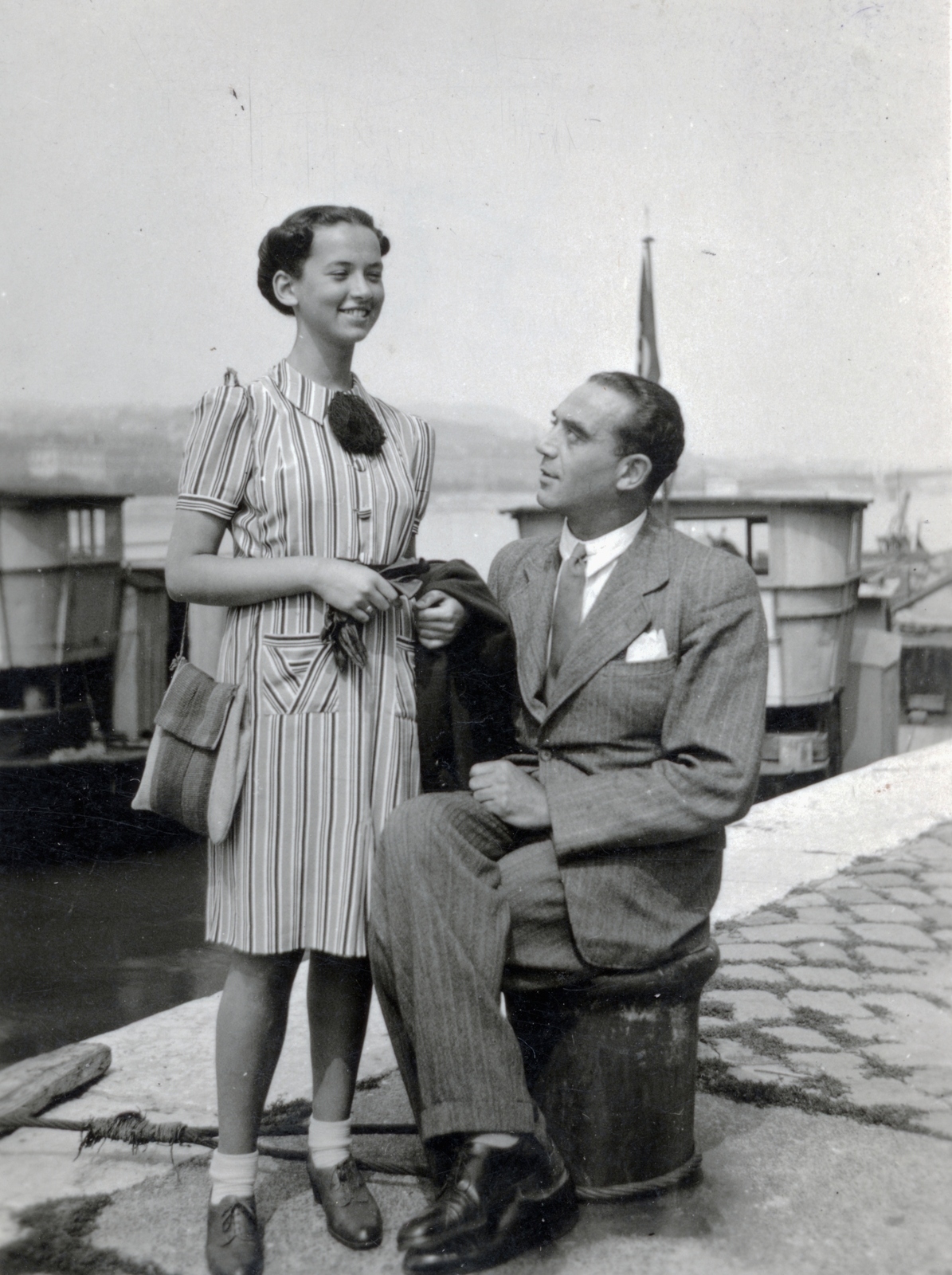 Hungary, Budapest V., pesti alsó rakpart, a Margit híd felé nézve., 1940, Barna Imre, mooring bollard, Budapest, leg over leg, striped dress, Fortepan #150132