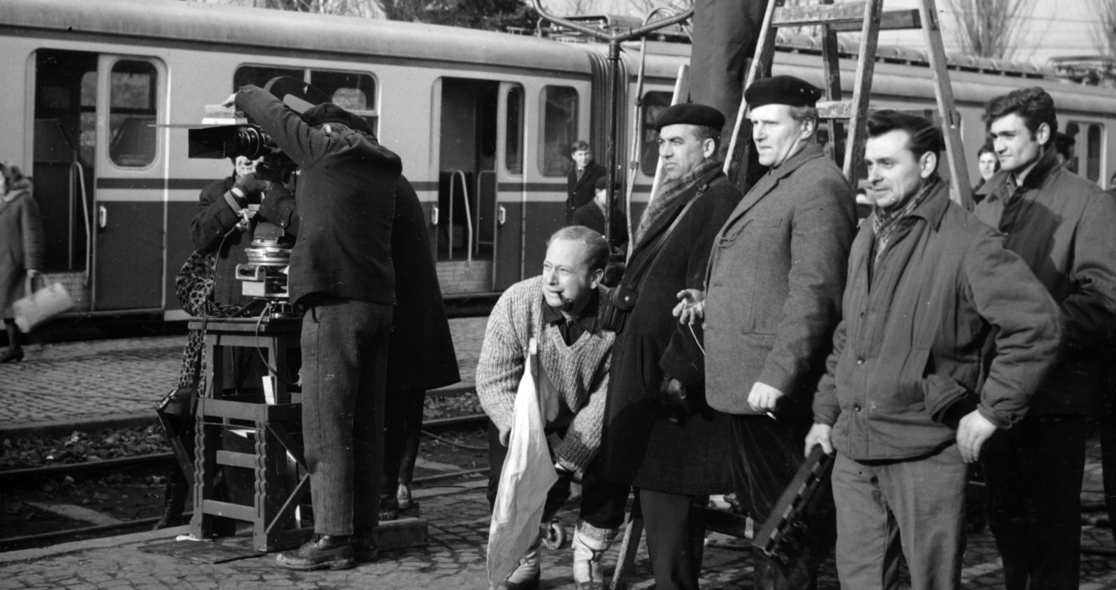 Hungary, Szentendre, HÉV végállomás, a felvétel az Egy szerelem három éjszakája című film forgatásakor készült. Pipával Révész György a film rendezője., 1967, Révész György, Inkey Tibor, movie camera, filming, commuter train, Fortepan #150157