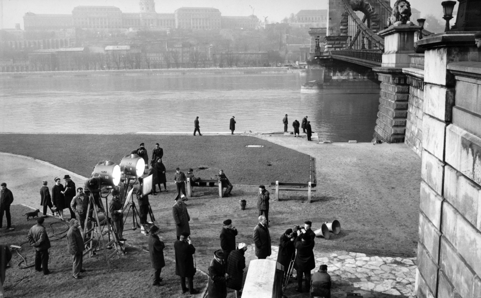 Magyarország, Budapest V., a Széchenyi Lánchíd pesti hídfője. A felvétel az Egy szerelem három éjszakája című film forgatásakor készült. A kameránál Somló Tamás operatőr, mögötte áll Révész György a film rendezője., 1967, Révész György, Inkey Tibor, Budapest, Fortepan #150162