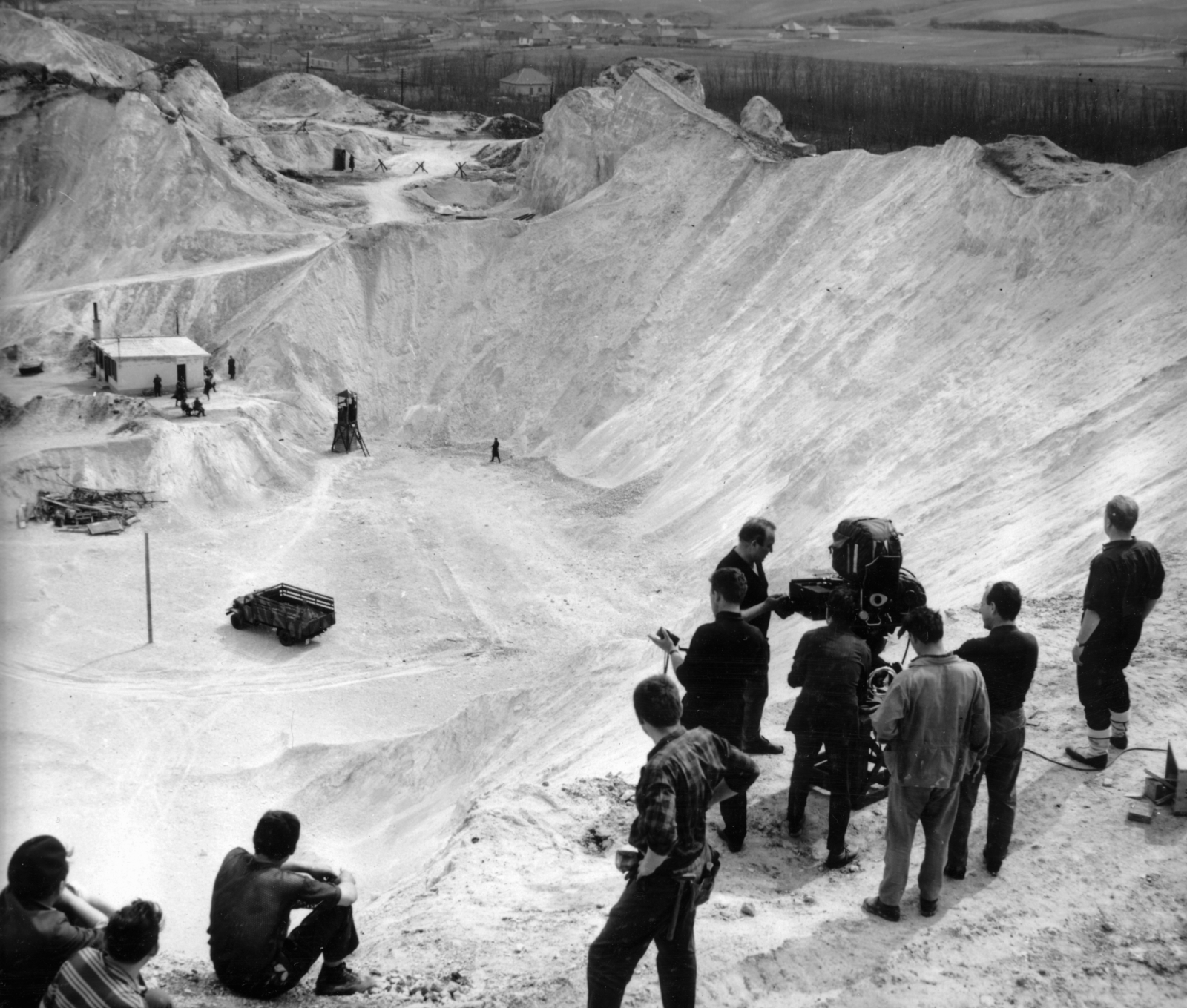 Magyarország, Pilisvörösvár, a felvétel az Egy szerelem három éjszakája című film forgatásakor a dolomitbányában készült. Jobb szélen háttal Révész György a film rendezője., 1967, Révész György, Inkey Tibor, Fortepan #150165