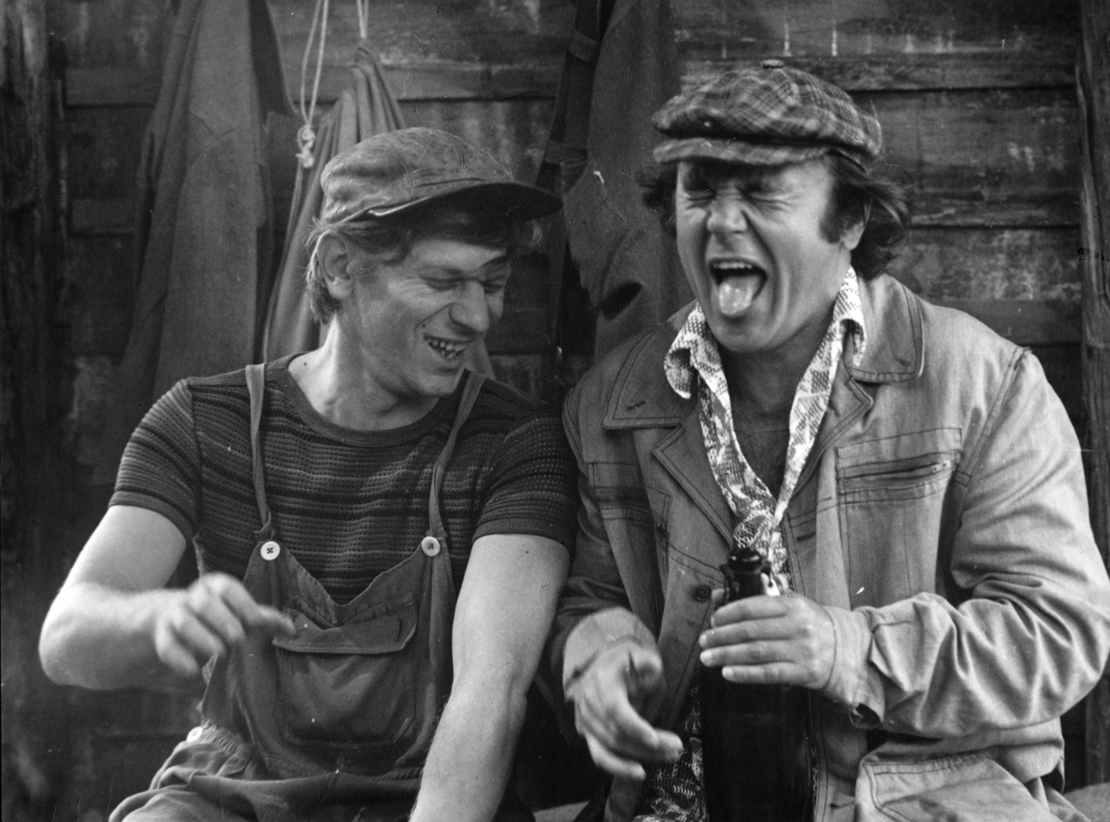 Magyarország, a felvétel Az öreg című film forgatásakor készült, Tatabánya környékén. A film két szerepjője Harsányi Gábor és Haumann Péter színművész., 1976, Révész György, Inkey Alice, nevetés, kertésznadrág, sapka, Fortepan #150180