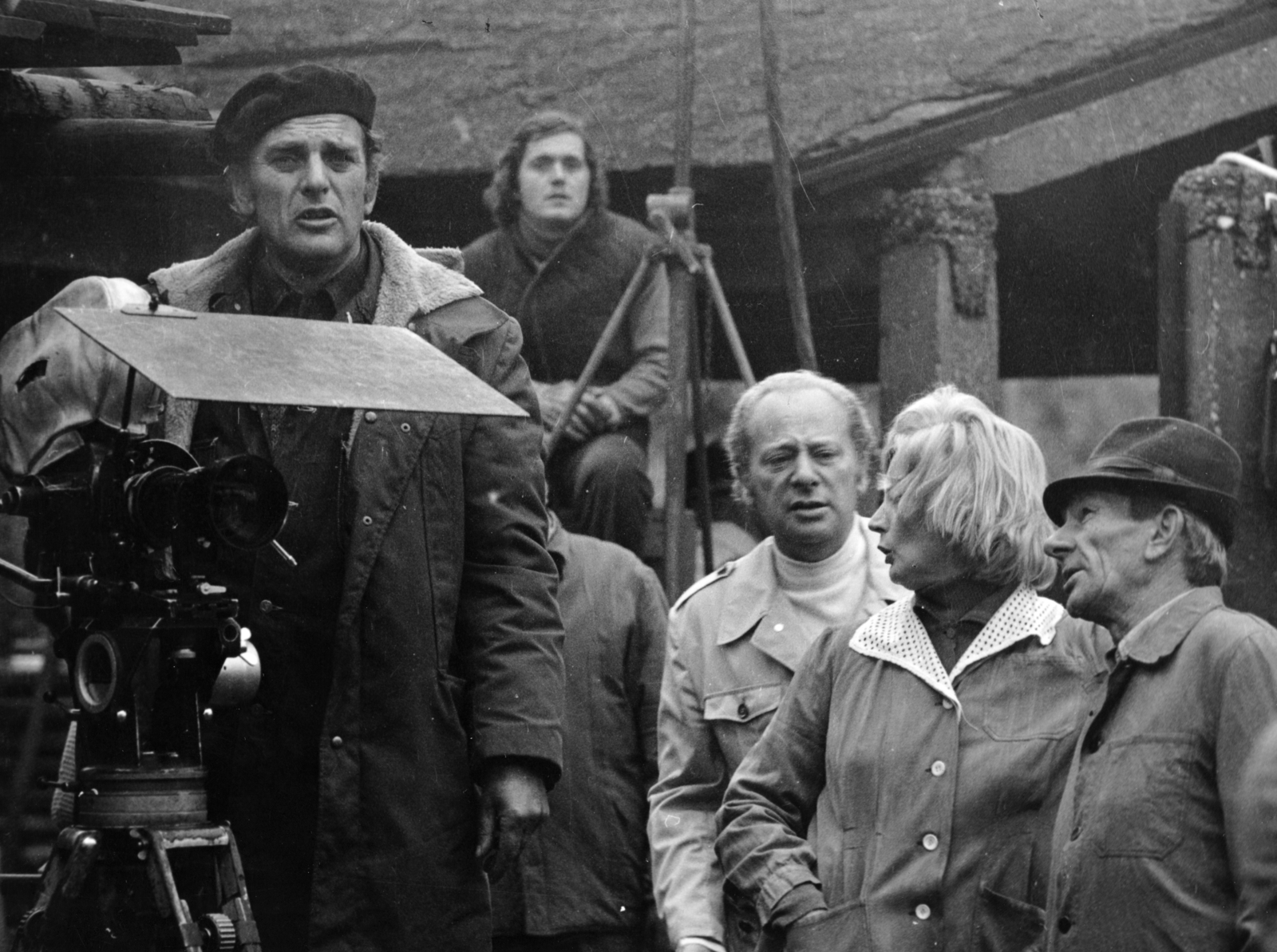 Magyarország, a felvétel Az öreg című film forgatásakor készült, Tatabánya környékén. Balra Szécsényi Ferenc a film operatőre, tőle jobbra Révész György a film rendezője., 1976, Révész György, Inkey Alice, filmforgatás, filmkamera, Fortepan #150188
