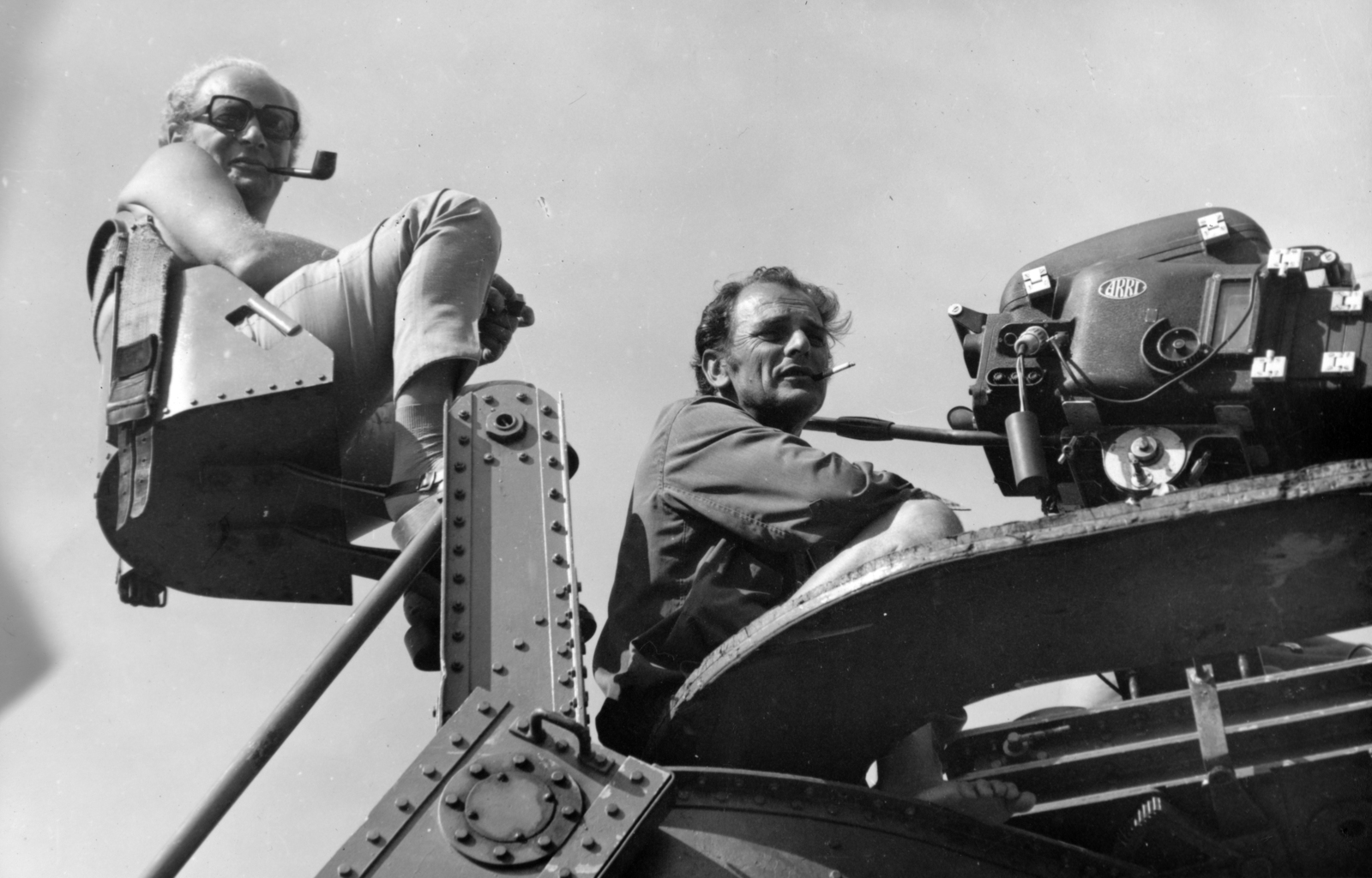 Magyarország, a felvétel Az öreg című film forgatásakor készült, Tatabánya környékén. Révész György a film rendezője és Szécsényi Ferenc a film operatőre., 1976, Révész György, Inkey Alice, filmforgatás, pipa, daru, filmkamera, Fortepan #150189