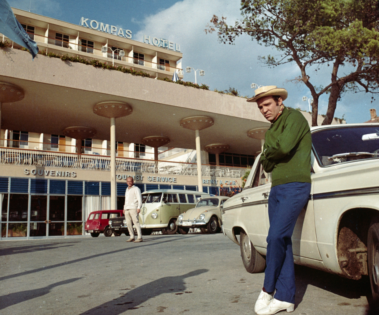 Croatia,Adriatic Sea, Dubrovnik, a felvétel Az oroszlán ugrani készül című magyar film forgatásakor készült a Hotel Kompas előtt. Balra Révész György a film rendezője, jobbra Madaras József színművész., 1968, Révész György, Fortepan #150217