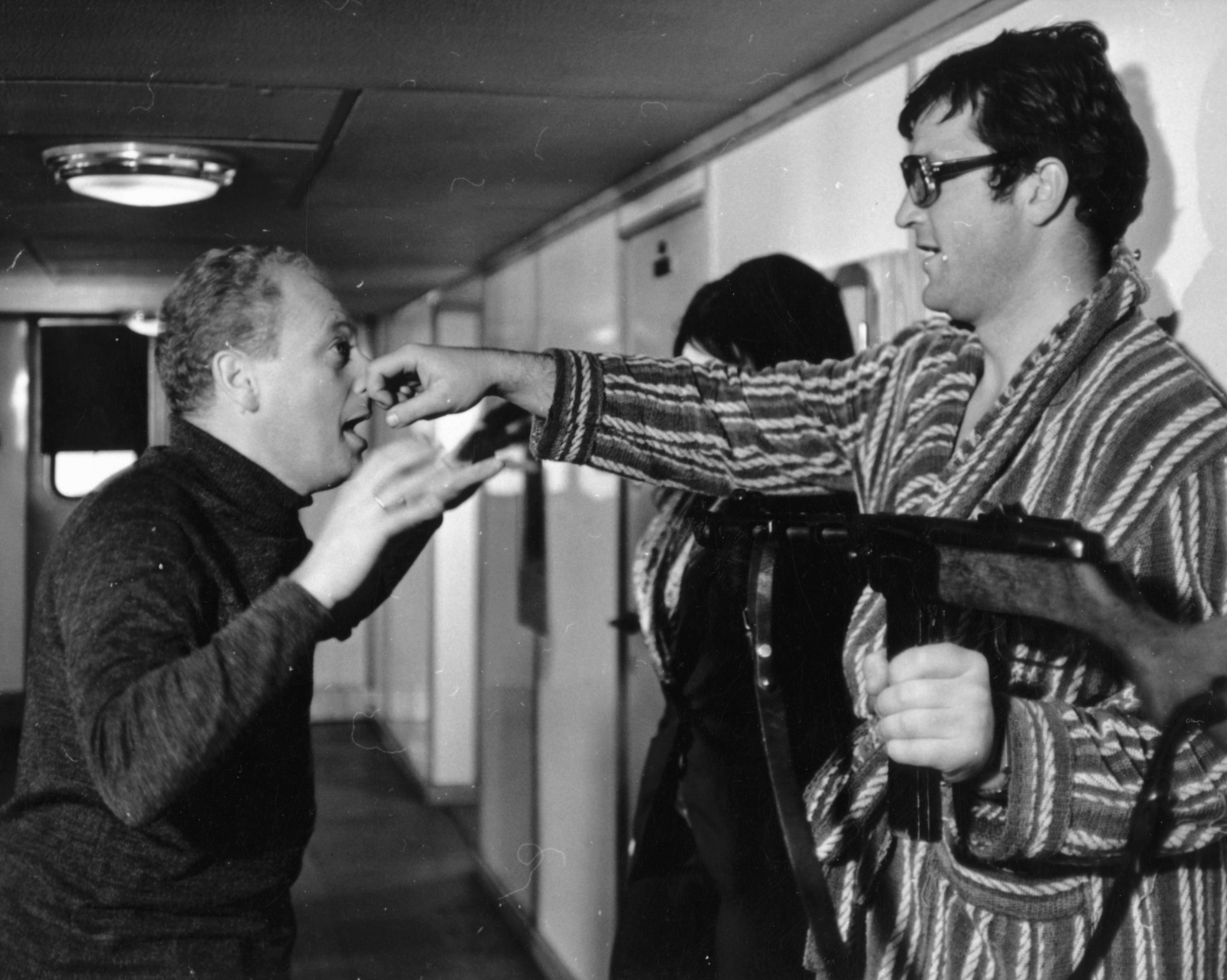 Hungary, Budapest, a felvétel Az oroszlán ugrani készül című magyar film forgatásakor készült, balra Révész György a film rendezője, jobbra Bujtor István színművész, mögöttük takarva Medveczky Ilona táncosnő., 1968, Révész György, Fortepan #150223