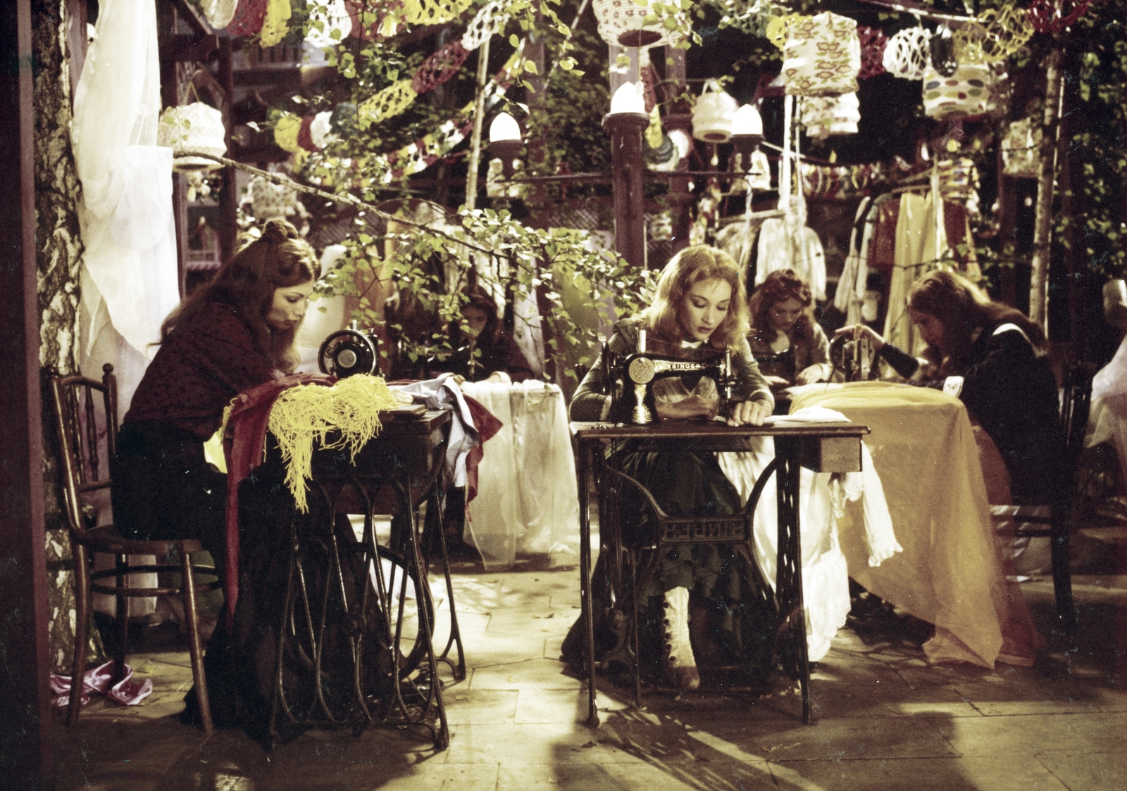 Hungary, szemben Bánfalvy Ágnes színművésznő a Ki látott engem? című film jelenetében., 1977, Révész György, filming, Singer-brand, sewing, sewing machine, colorful, Fortepan #150237