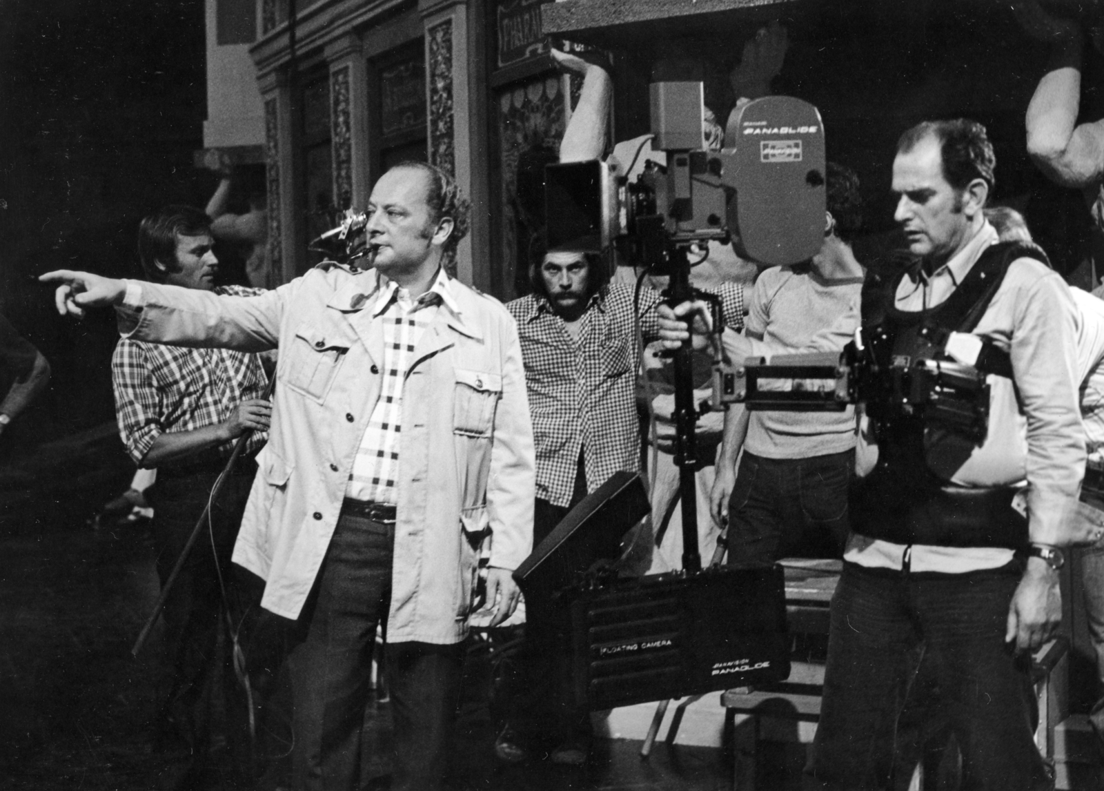 Hungary, a felvétel a Ki látott engem? című film forgatásakor készült. Révész György a film rendezője és Szécsényi Ferenc a film operatőre., 1977, Révész György, movie camera, filming, point a finger, Fortepan #150242