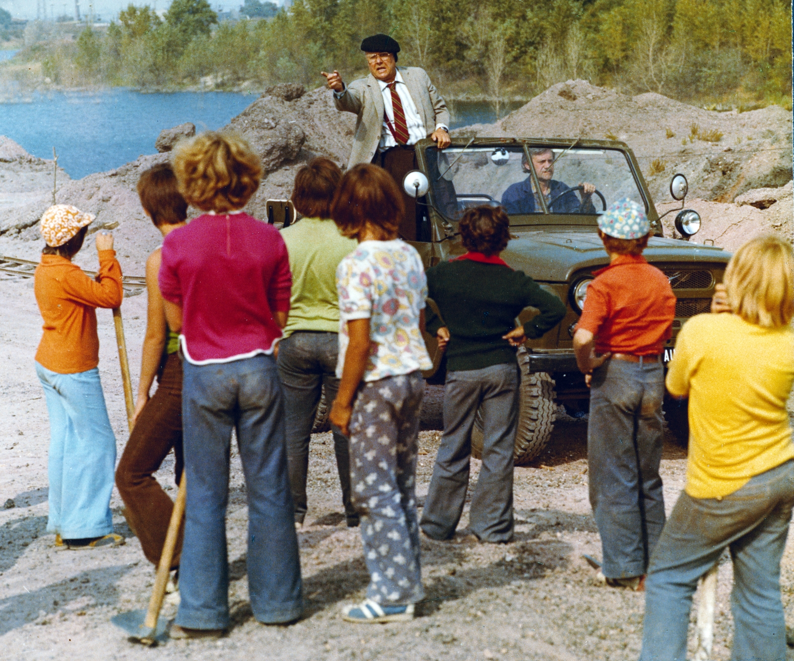 Hungary, az UAZ típusú terepjáróban álló Haumann Péter színművész és előtte a gyermekszereplők a Két pont között a legrövidebb görbe című filmben., 1975, Révész György, Jávor István, colorful, back, kids, Fortepan #150260