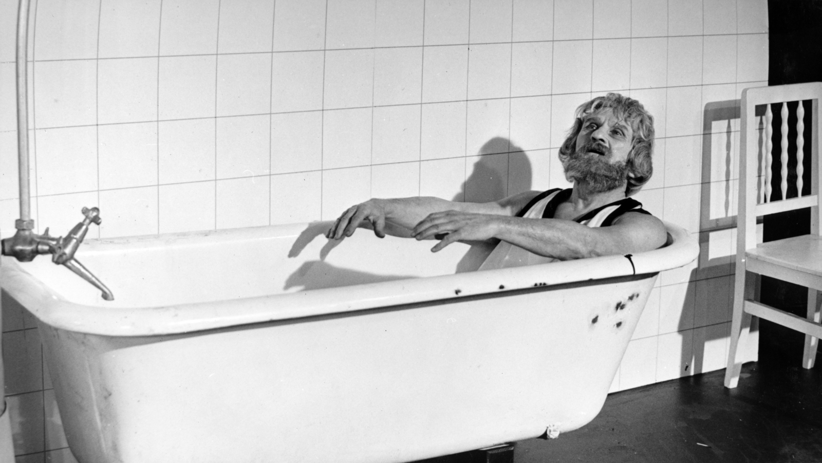 Magyarország, az Utazás a koponyám körül című film egyik lázálom jelenete, Archimedes szerepében Rajz János színművész., 1970, Révész György, B. Müller Magda, fürdőkád, Fortepan #150282