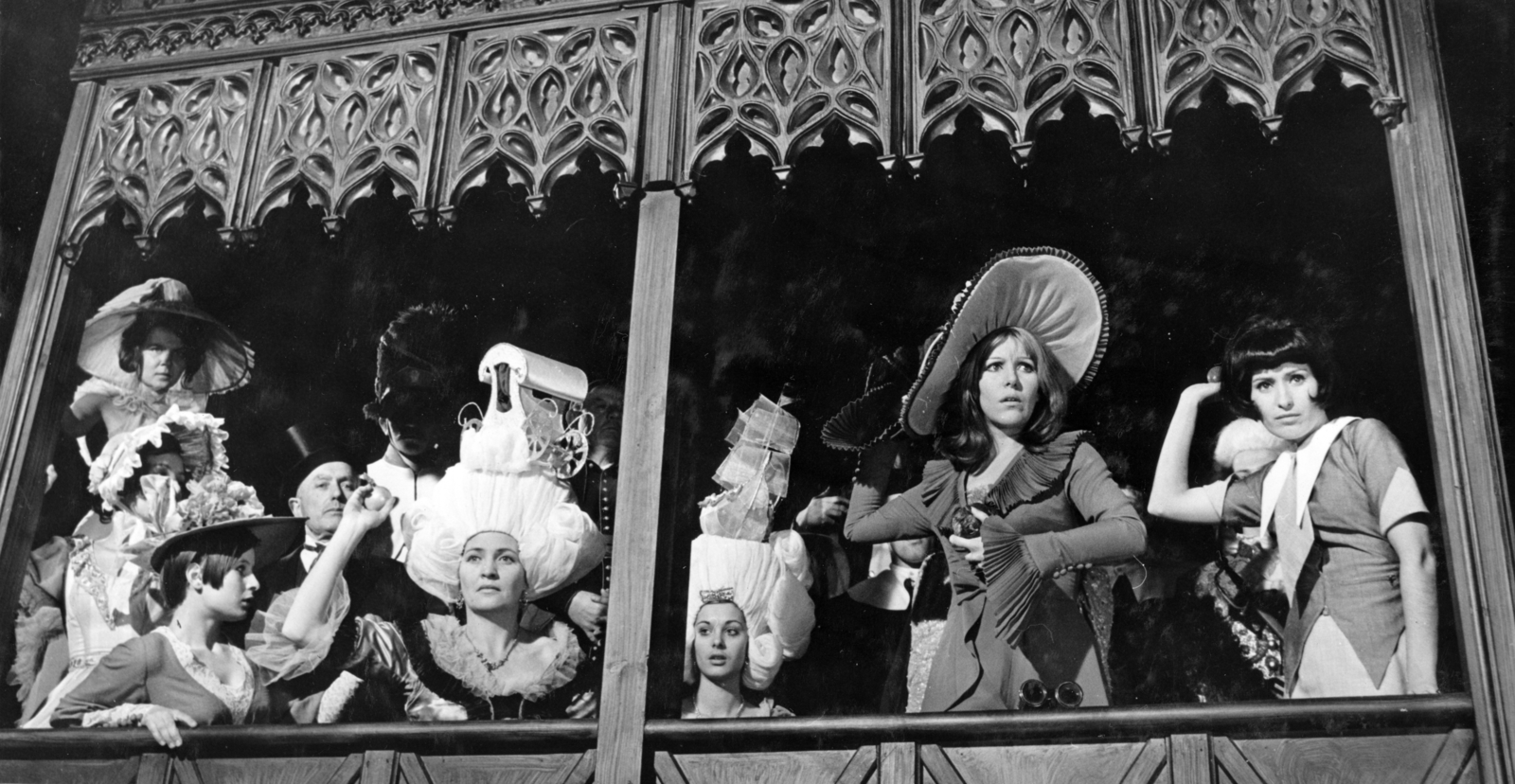 Hungary, az Utazás a koponyám körül című film szereplői, az egyik lázálom jelenetében jobbról Drahota Andrea és Tóth Judit., 1970, Révész György, actor, hat, costume, Fortepan #150284