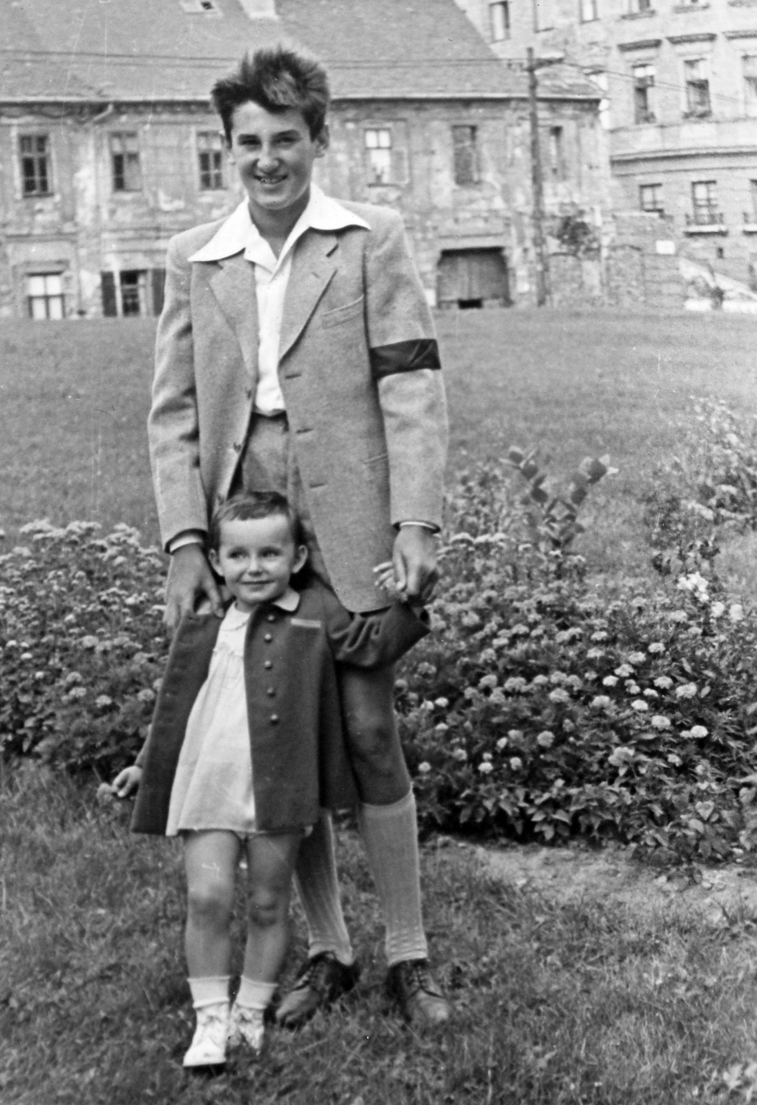 Magyarország, Budapest I., Döbrentei utca, szemben az Apród utca 1-3, az épületben később a Semmelweis Orvostörténeti Múzeum alakították ki., 1958, Saly Noémi, park, kislány, múzeum, gyász, fiú, kettős portré, karszalag, Budapest, kézenfogva, virágágyás, Fortepan #15032