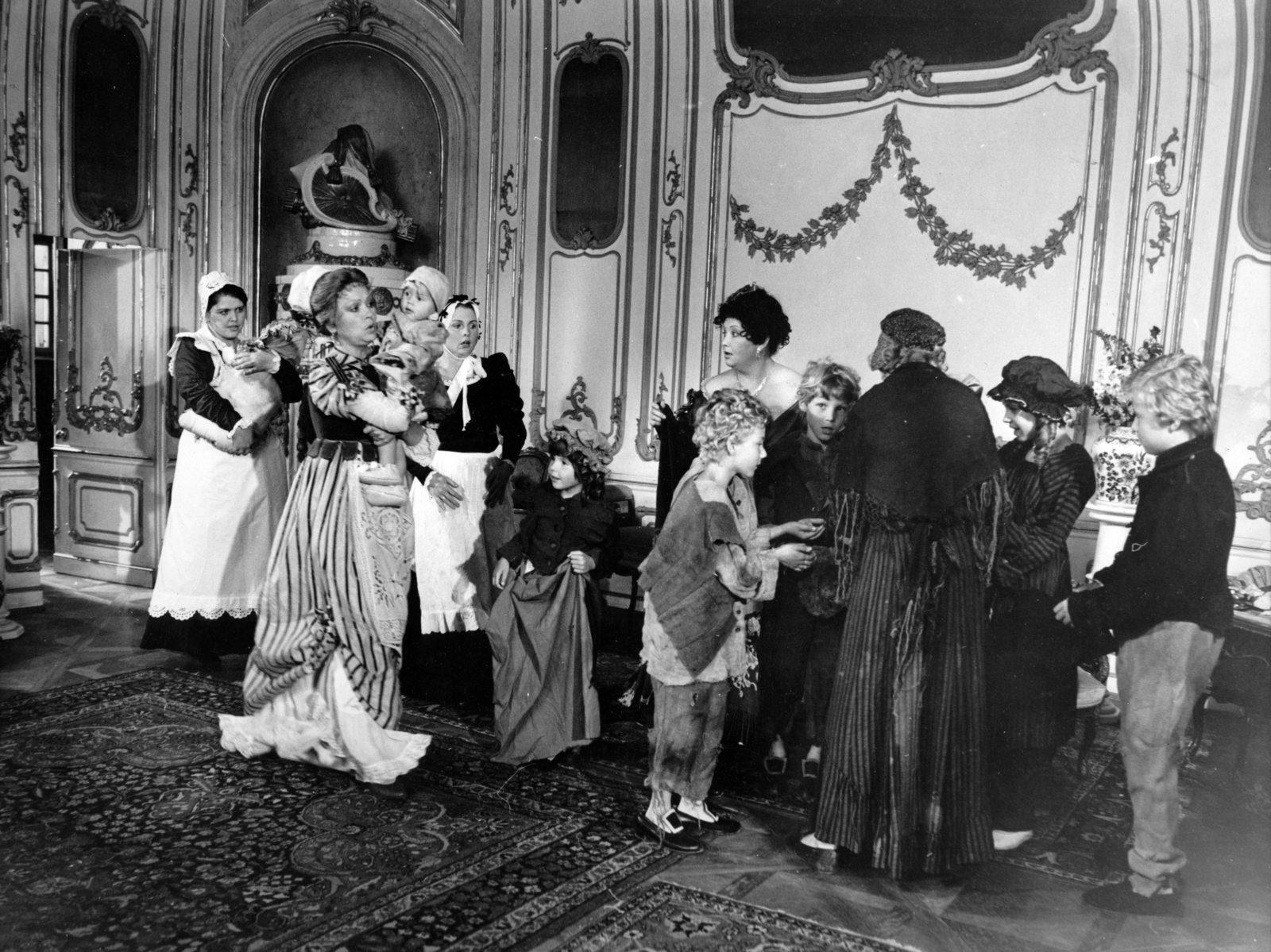 Hungary, Fertőd, Esterházy-kastély, a felvétel az Akli Miklós című film forgatásakor készült., 1986, Révész György, costume, interior, actor, striped dress, Fortepan #150341