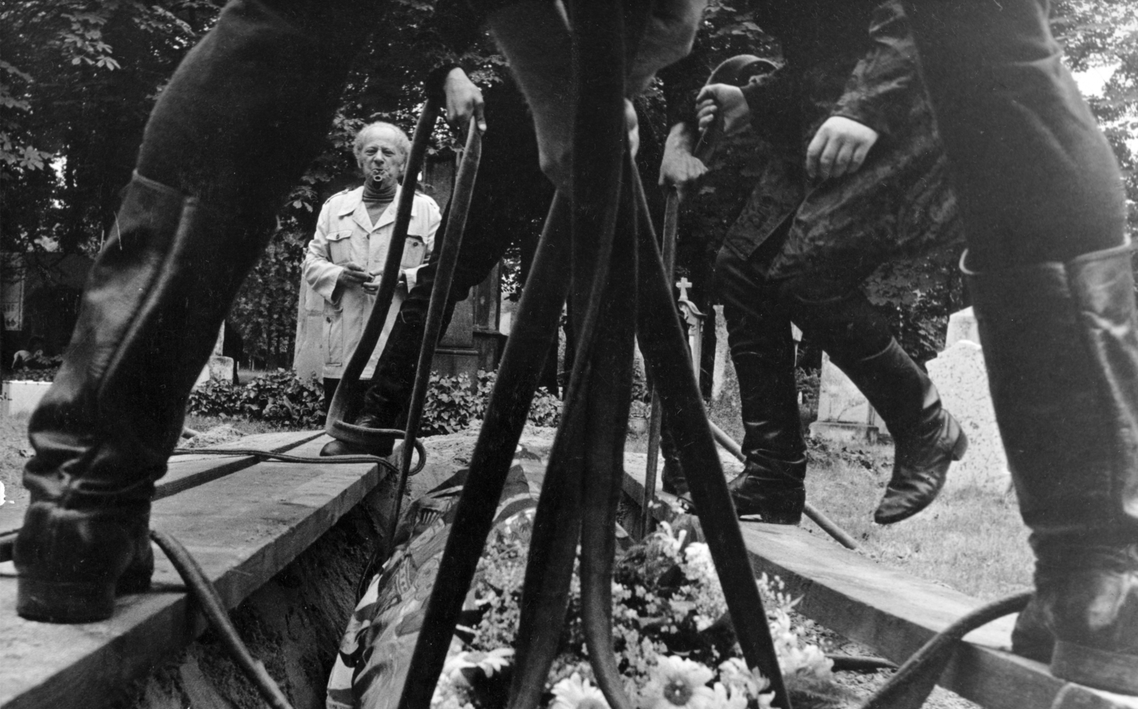 Hungary, a felvétel az Akli Miklós című film forgatásakor készült. Szemben pipával a film rendezője Révész György., 1986, Révész György, funeral, boots, Fortepan #150345