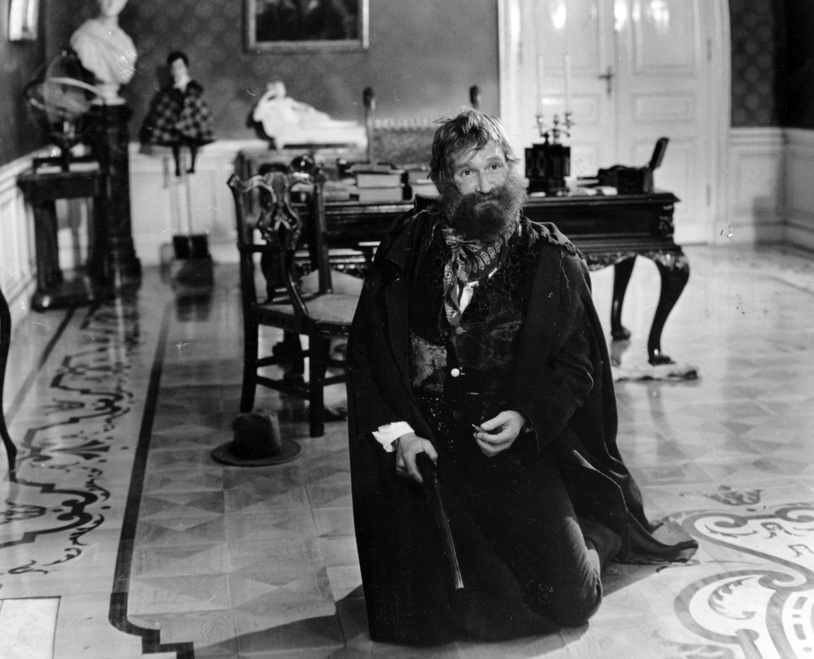 Hungary,Lake Balaton, Keszthely, Festetics-kastély, a felvétel az Akli Miklós című film forgatásakor készült. Báró Szepessy István szerepében Cserhalmi György színművész., 1986, Révész György, desk, costume, interior, beard, globe, bust, actor, hat on the ground, filming, pistol, Fortepan #150349