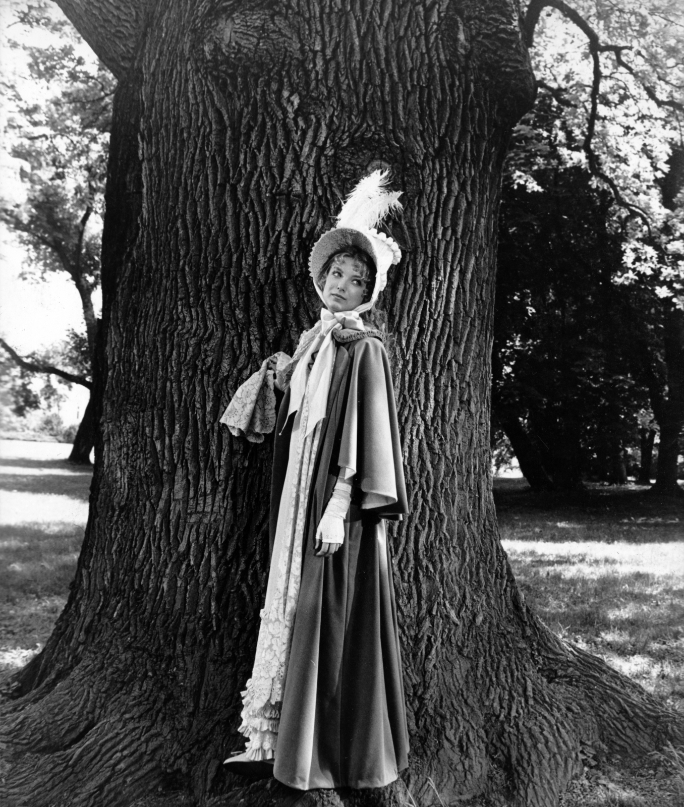 Hungary,Lake Balaton, Keszthely, Festetics-kastély, a felvétel az Akli Miklós című film forgatásakor készült. Kovács „Ilonka” Ilona szerepében Eva Vejmělková színművésznő, 1986, Révész György, hat, costume, actor, Fortepan #150351