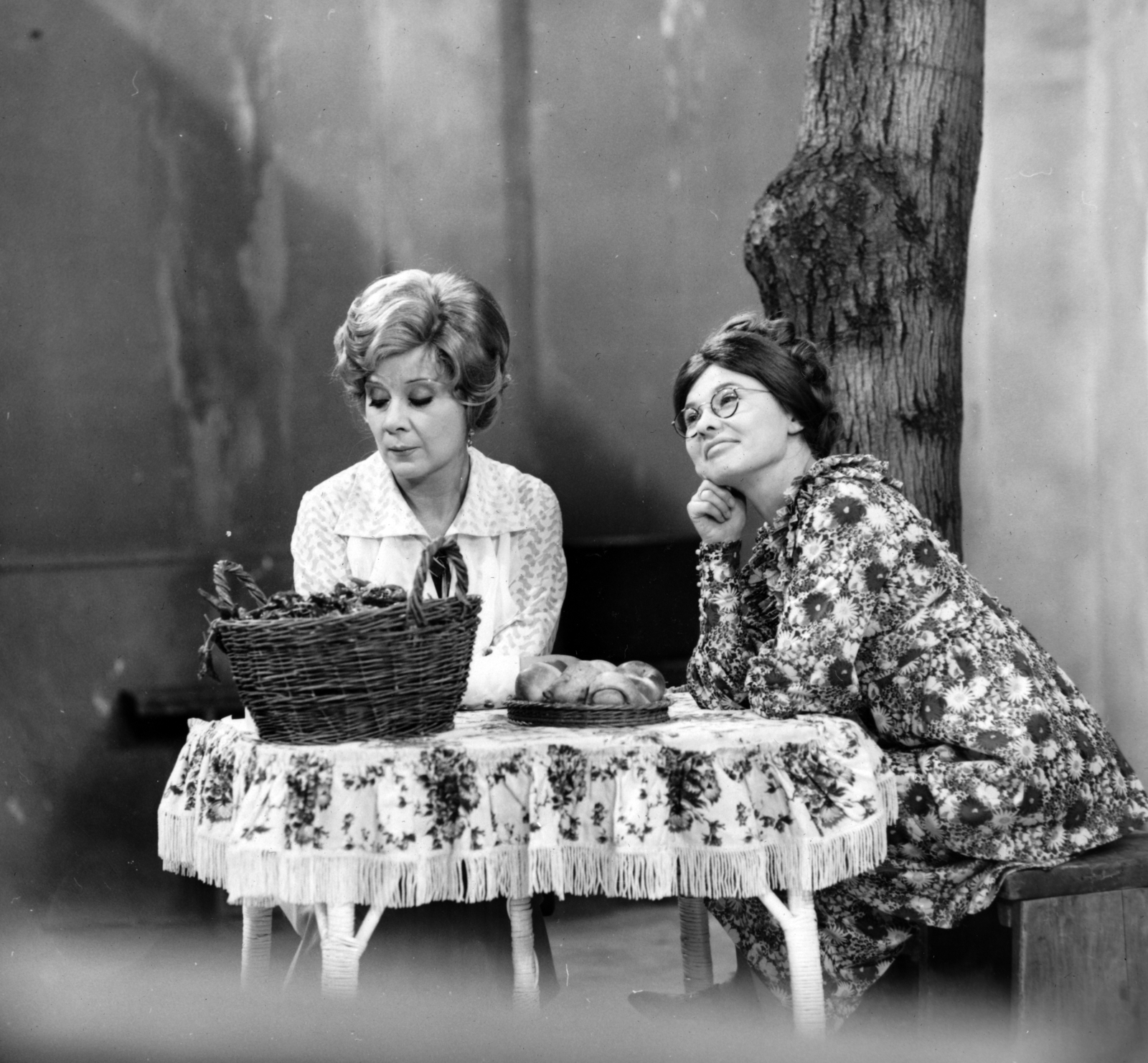 Hungary, a felvétel a Volt egyszer egy család című film forgatásakor készült. Ruttkai Éva és Töröcsik Mari színművésznők., 1972, Révész György, filming, actor, table, basket, Fortepan #150382