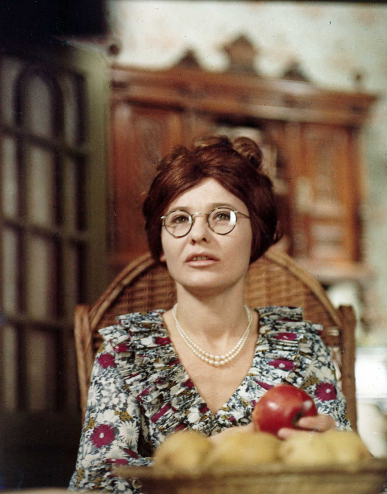 Hungary, a felvétel a Volt egyszer egy család című film forgatásakor készült. Töröcsik Mari színművésznő., 1972, Révész György, colorful, fruit, glasses, filming, actor, necklace, Fortepan #150385