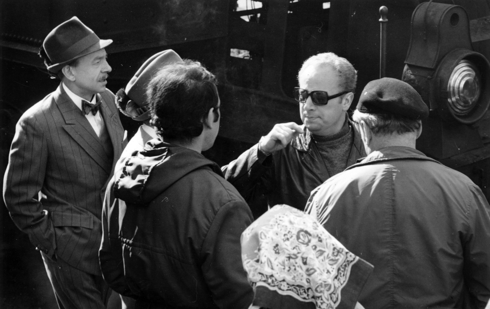 Hungary, a felvétel a Volt egyszer egy család című film forgatásakor készült. Szemben Révész György a film rendezője., 1972, Révész György, men, glasses, woman, filming, headscarf, Fortepan #150399