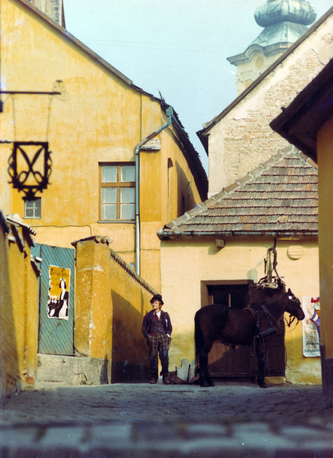 Hungary, Szentendre, Török köz, a Kakuk Marci című film főszereplője Harsányi Gábor színművész a film forgatásakor. Háttérben a Blagovesztenszka görögkeleti templom tornya., 1973, Révész György, colorful, poster, horse, hands in pockets, Fortepan #150402