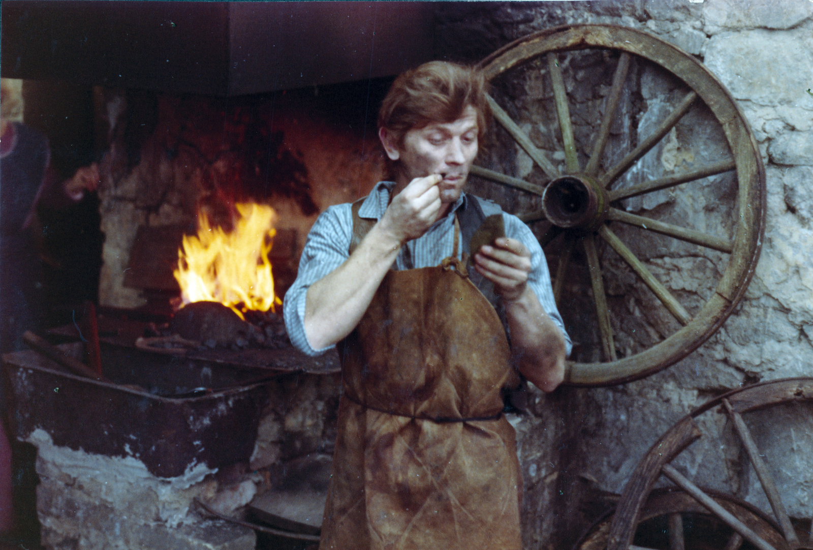 Hungary, a felvétel a Kakuk Marci című film forgatásakor készült, Harsányi Gábor színművész., 1973, Révész György, colorful, apron, actor, cooper workshop, blacksmith, wheel, Fortepan #150405