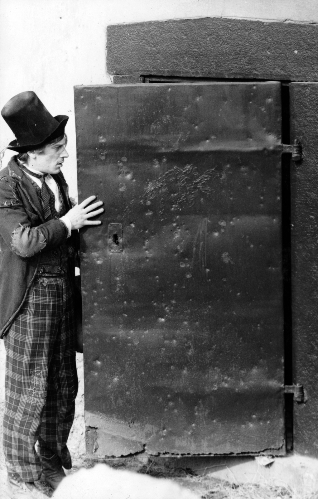 Hungary, a felvétel a Kakuk Marci című film forgatásakor készült, Harsányi Gábor színművész., 1973, Révész György, top hat, air-rad shelter, checked dress, bullet hole, Fortepan #150408