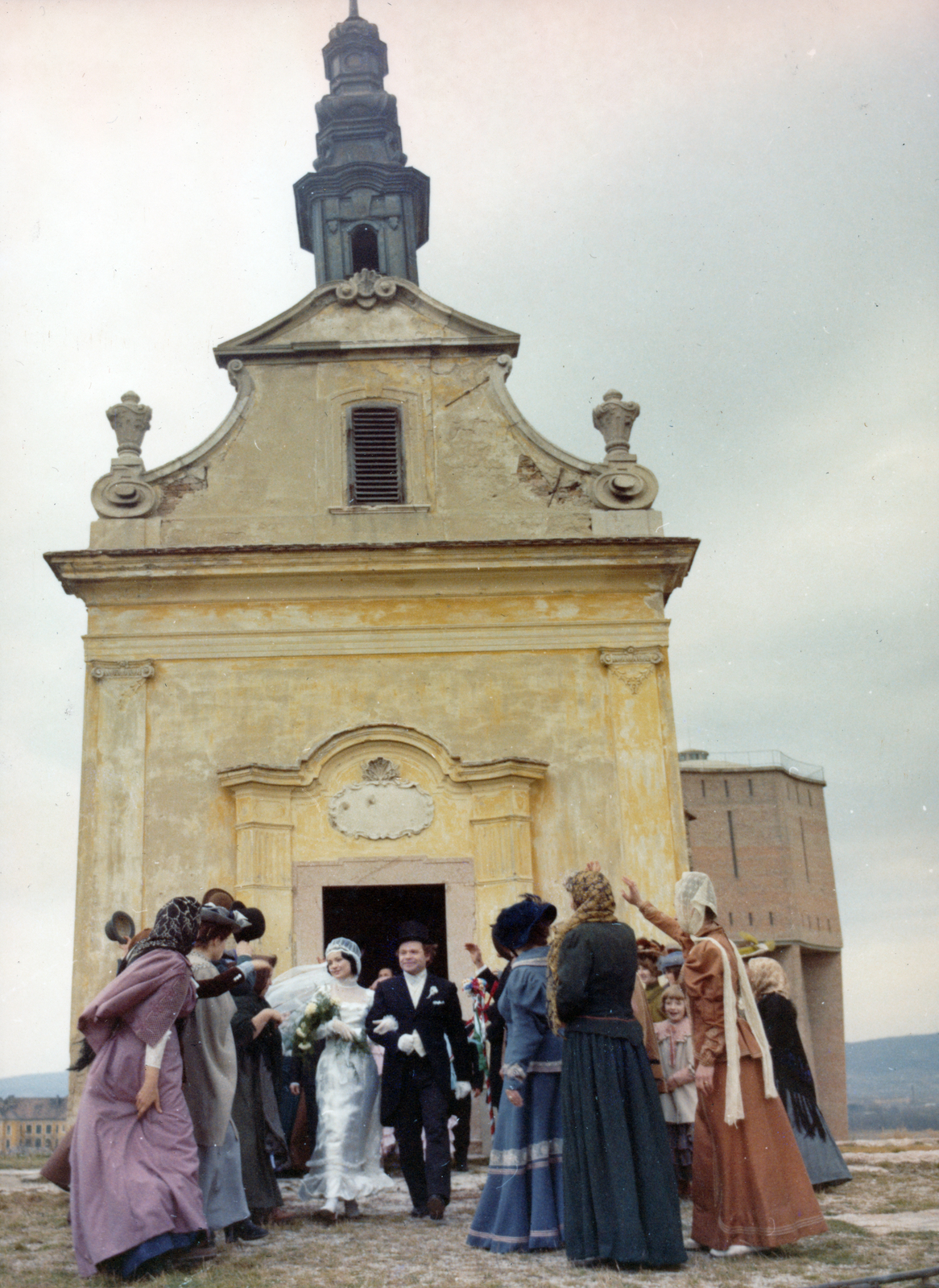 Hungary, Tata, Kálvária-domb, Keresztelő Szent János-templom. A felvétel a Kakuk Marcia című film forgatásakor készült, középen Szerencsi Éva és Harkányi Endre színművészek., 1973, Révész György, colorful, Fortepan #150426