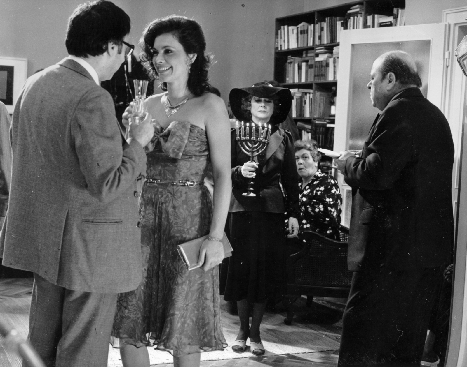 Magyarország, a felvétel a Hanyatt-homlok című film forgatásakor készült, balról Verebély Iván, Saárossy Kinga, gyertyatartóval a kezében Bánki Zsuzsa, mögötte Pádua Ildikó, jobbra Vándor József színművészek., 1983, Révész György, Hegyi Gábor, kalap, mosoly, könyvespolc, színész, menóra, Fortepan #150430