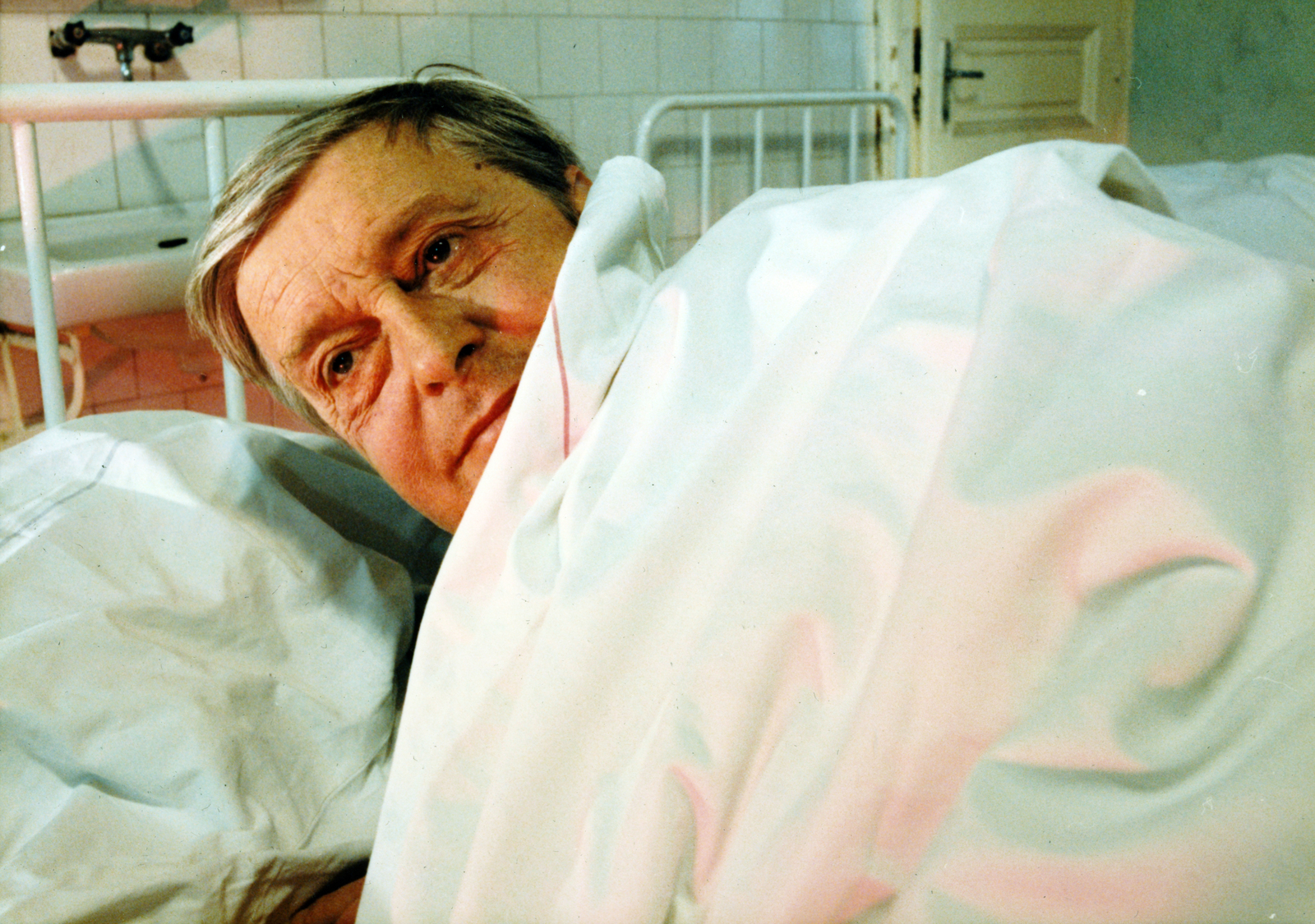 Hungary, a felvétel a Hanyatt-homlok című film forgatásakor készült, Mensáros László színművész., 1983, Révész György, actor, iron bed, colorful, Fortepan #150447