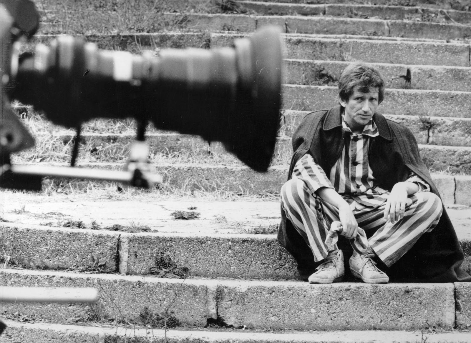 Hungary, a felvétel a Hanyatt-homlok című film forgatásakor készült, Kern András színművész., 1983, Révész György, stairs, costume, movie camera, actor, striped dress, Fortepan #150448