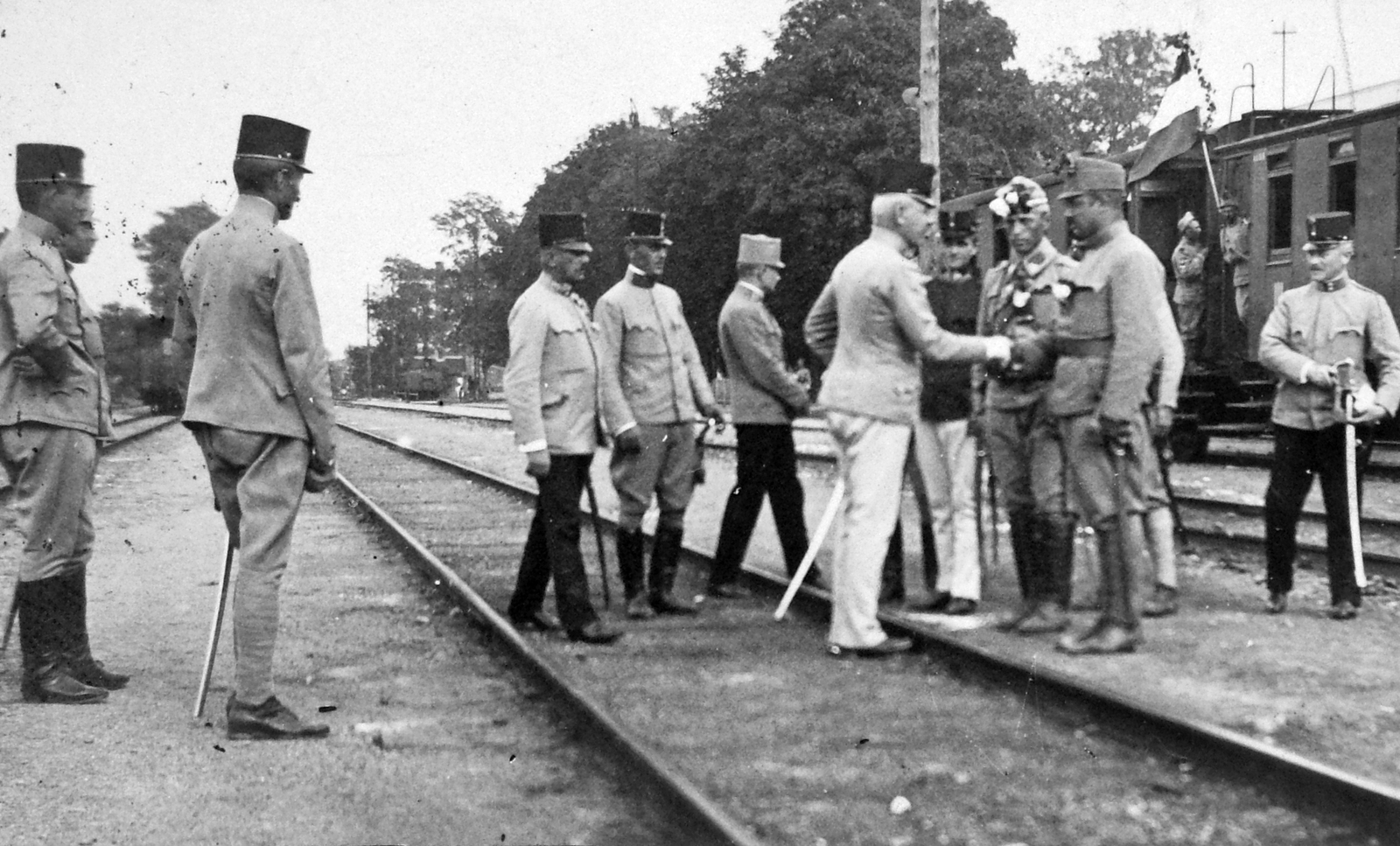 1918, Saly Noémi, First World War, railway, uniform, flag, men, genre painting, officer corps, soldier, sword, handshake, gesture, Fortepan #15045