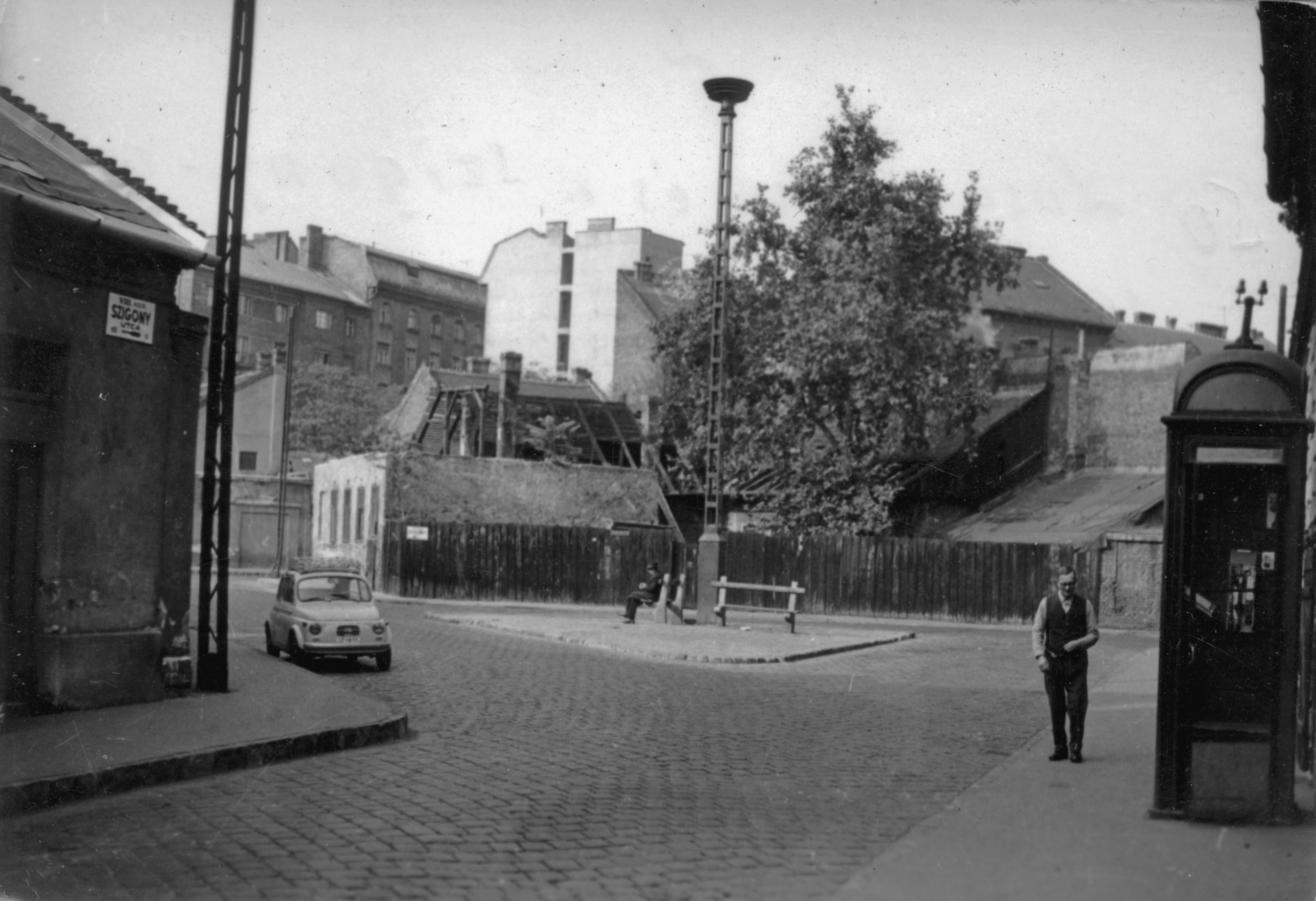 Magyarország, Budapest VIII., a Bókay János utca és a Losonci utca találkozása a Szigony utcából nézve., 1969, Homoródy Károly, utcakép, telefonfülke, léckerítés, Fiat 500, Budapest, sziréna, Fortepan #150458