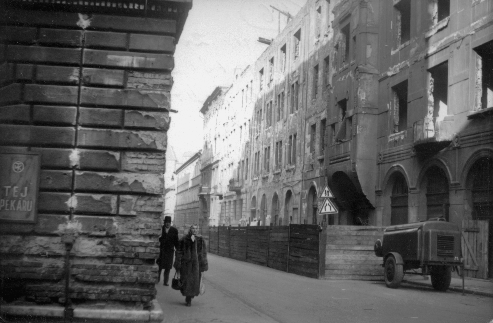 Magyarország, Budapest VIII., Szigetvári utca a Práter utca felől a Losonci utca felé nézve. Jobbra a 20-22. számú ház bontása., 1972, Homoródy Károly, Budapest, Fortepan #150472