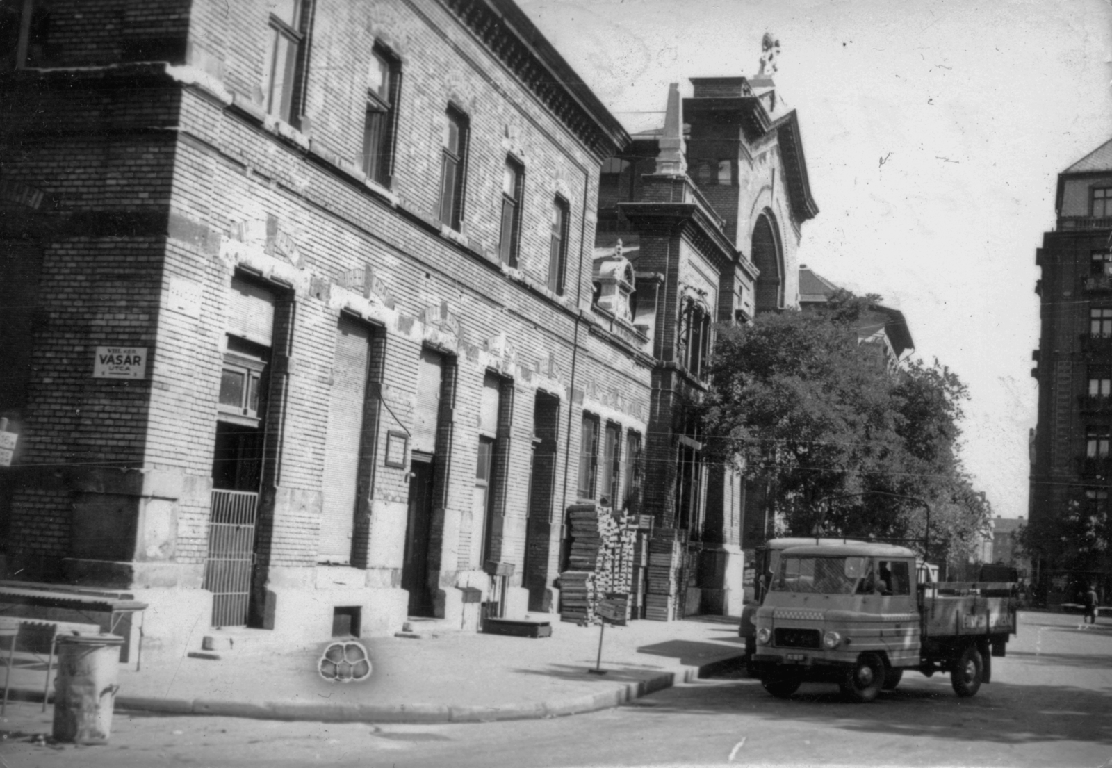 Magyarország, Budapest VIII., Rákóczi tér, Vásárcsarnok a Vásár utcától a Német (Bacsó Béla) utca felé nézve., 1970, Homoródy Károly, Budapest, Fortepan #150487