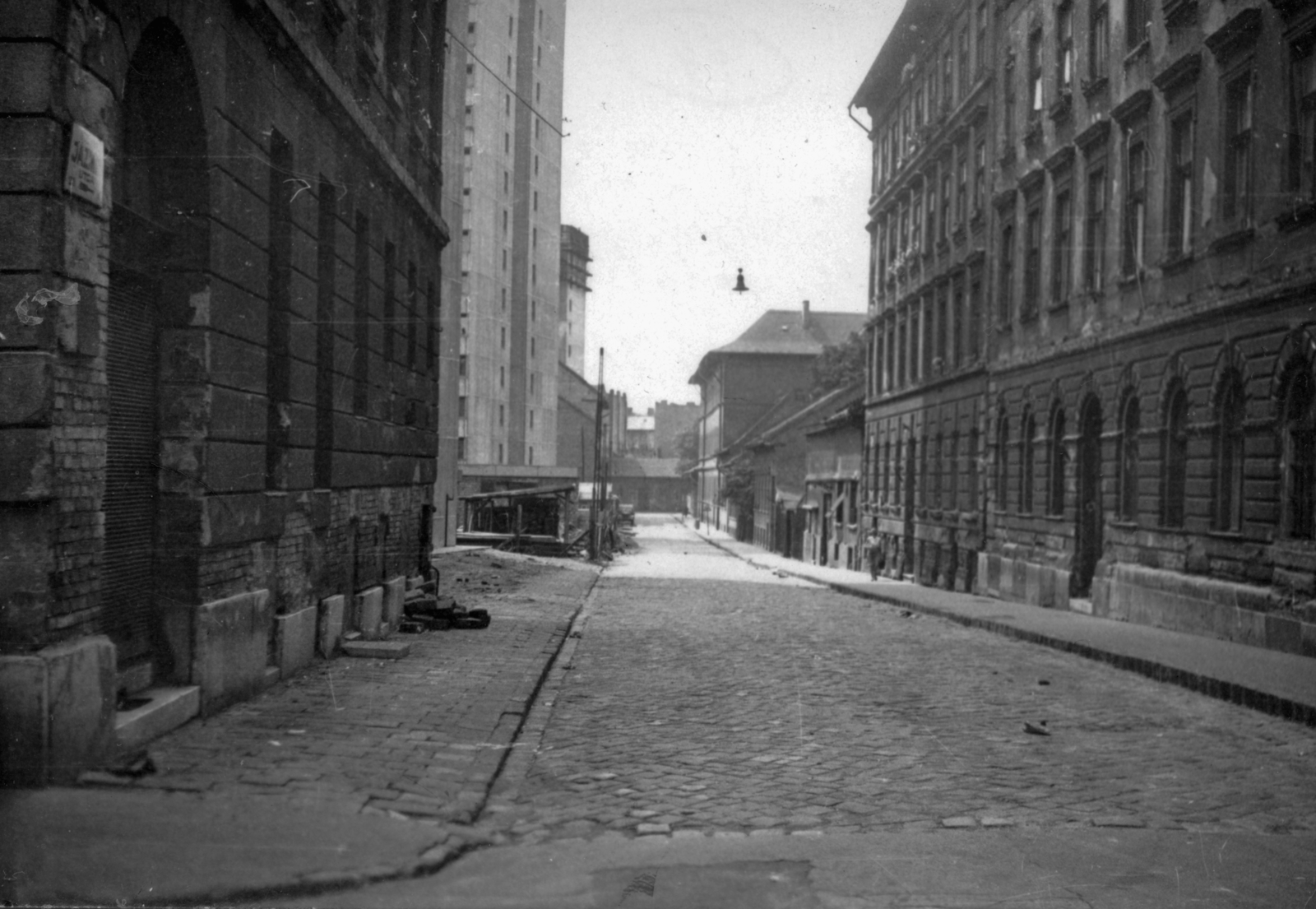 Hungary, Budapest VIII., Jázmin utca a Füvészkert (Szigetvári) utcától a Szigony utca felé nézve, a háttérben balra a Tömő utcai toronyházak látszanak., 1971, Homoródy Károly, Budapest, Fortepan #150491