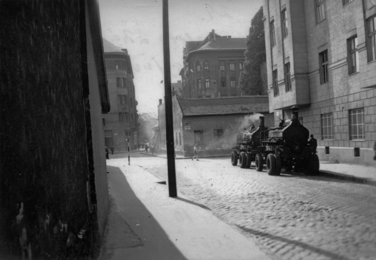 Magyarország, Budapest VIII., Déri Miksa utca az Auróra utca felé nézve, háttérben a Fecske (Lévai Oszkár) utca sarkán álló házak., 1969, Homoródy Károly, Budapest, Fortepan #150493