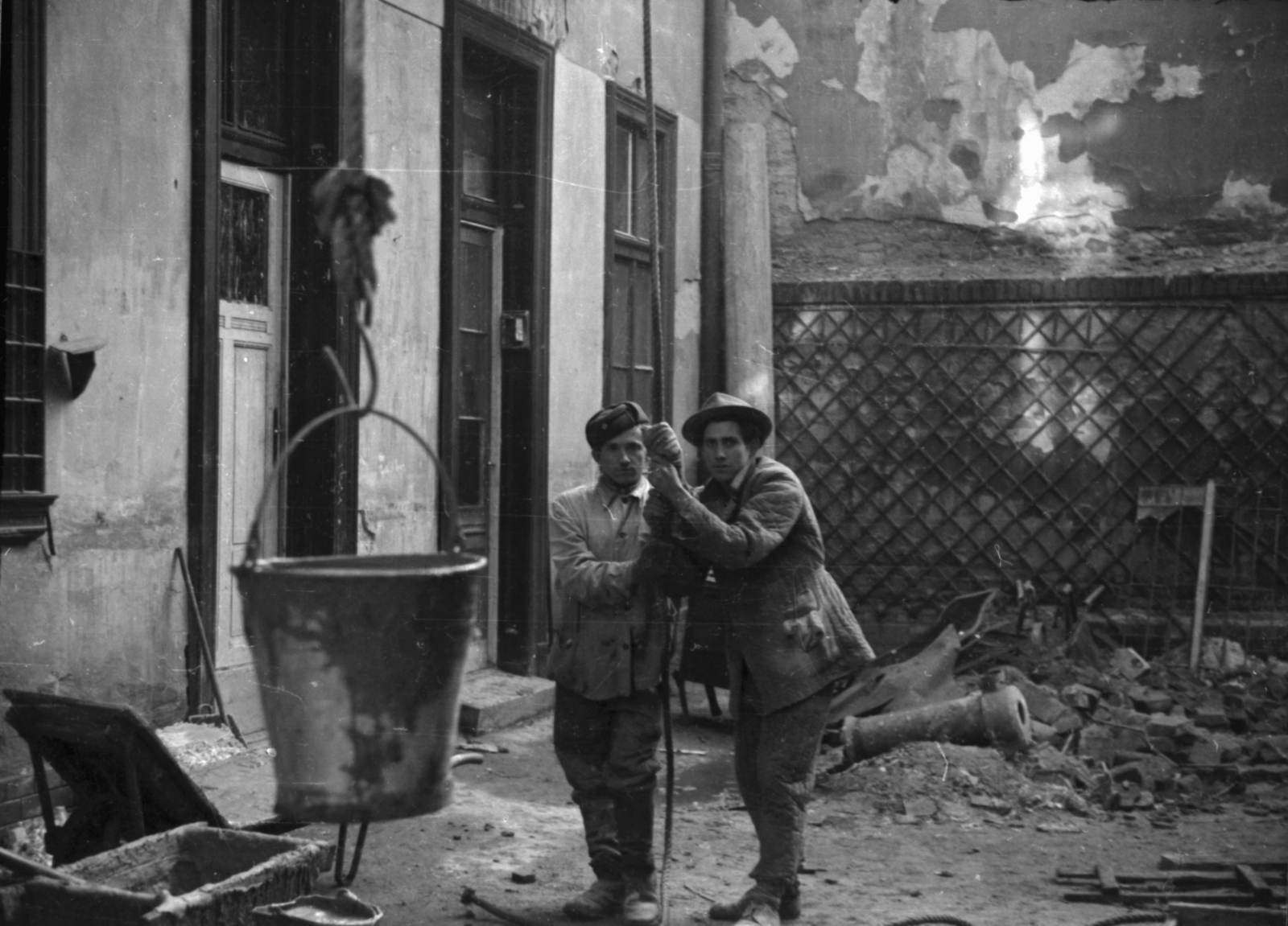Magyarország, Budapest IX., az Üllői út 69. számú ház udvara helyreállítási munkák idején., 1957, Kiszely György, vödör, Budapest, Pufajka, emelőcsiga, Fortepan #150503