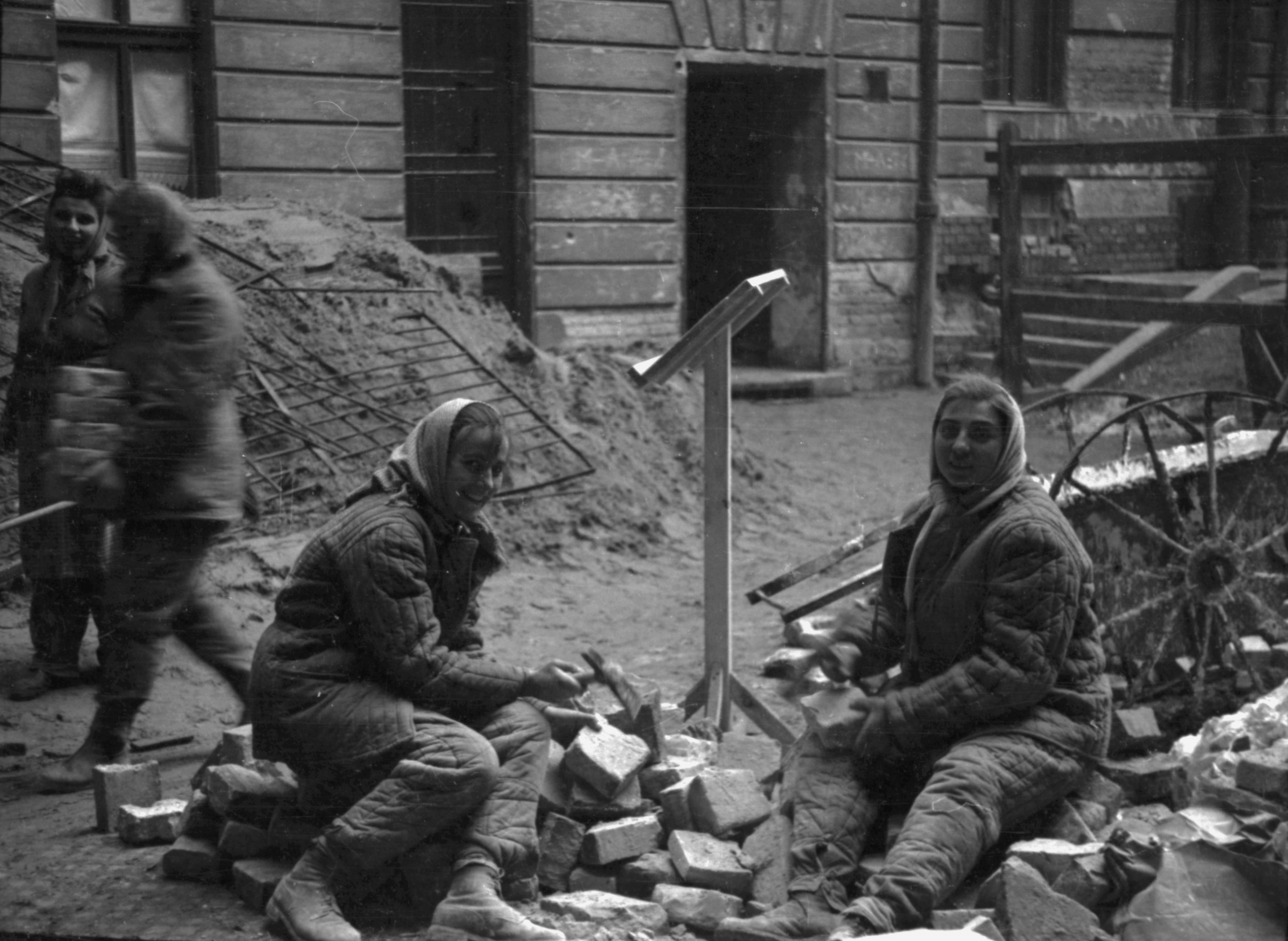 Hungary, Budapest IX., az Üllői út 69. számú ház udvara helyreállítási munkák idején., 1957, Kiszely György, construction, working clothes, working woman, wheelbarrow, brick, Budapest, quilted coat, Fortepan #150504