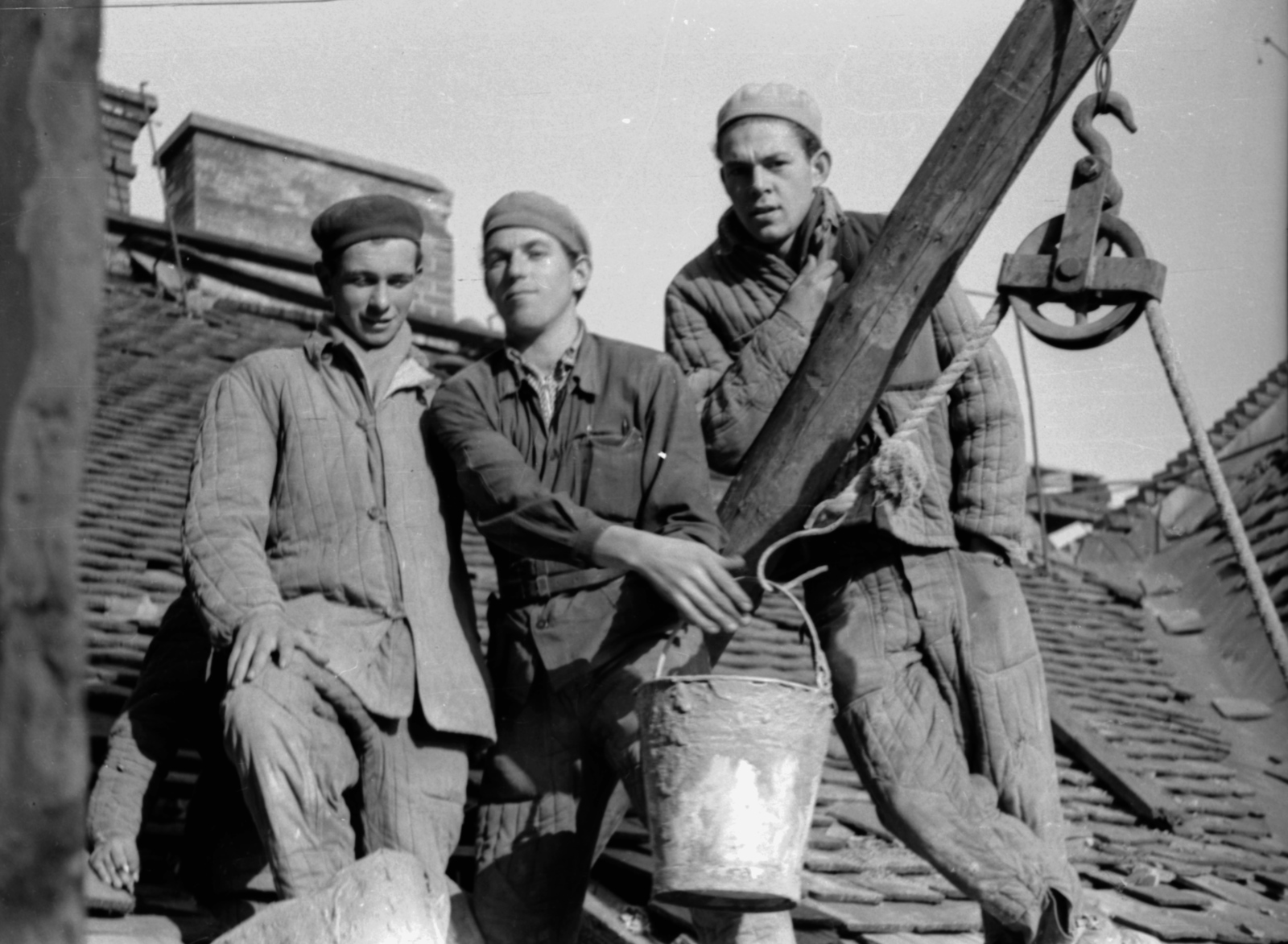 Hungary, Budapest IX., az Üllői út 69. számú ház udvara helyreállítási munkák idején., 1957, Kiszely György, bucket, Budapest, quilted coat, leg over leg, pulley, Fortepan #150507