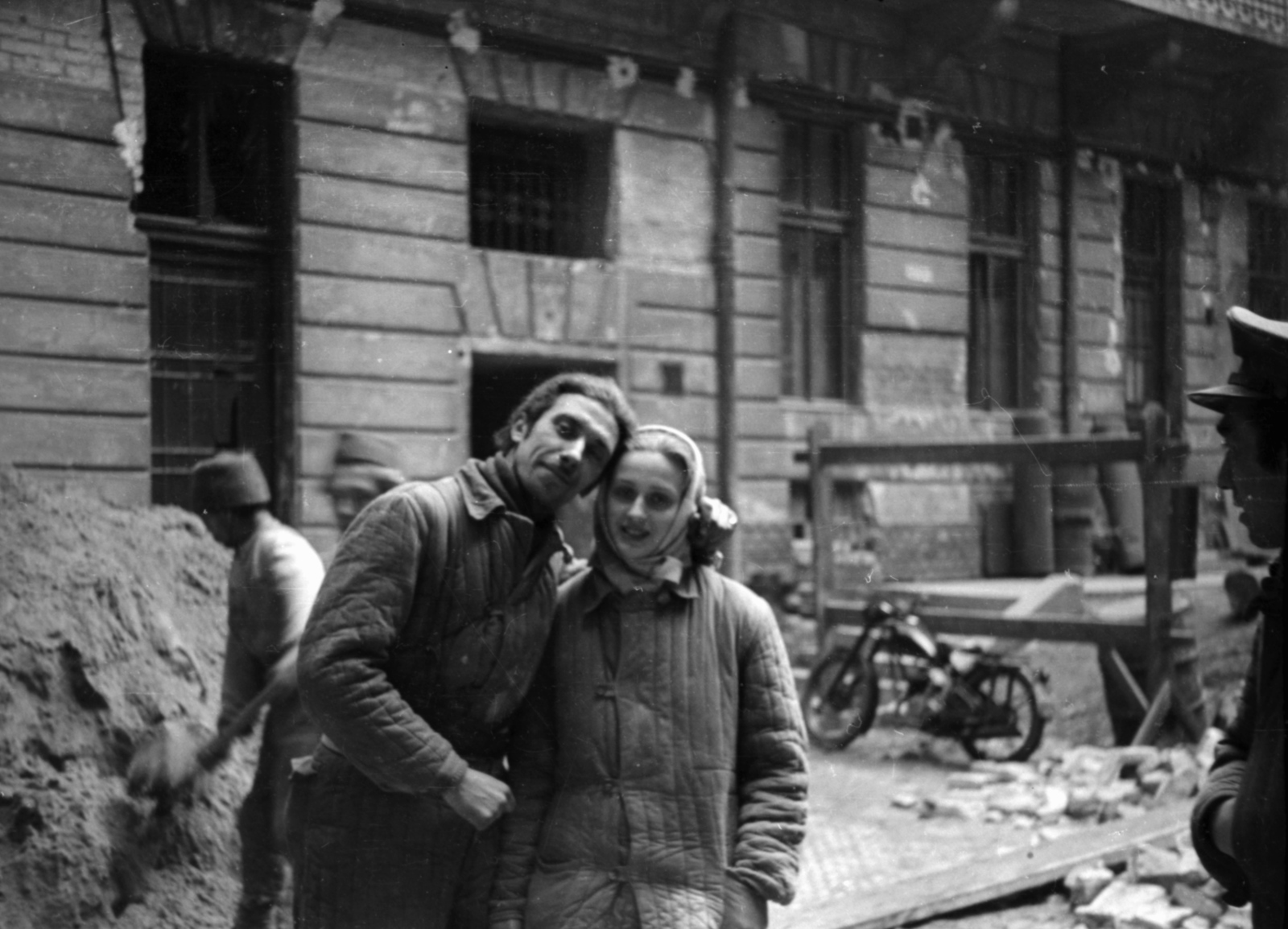 Hungary, Budapest IX., az Üllői út 69. számú ház udvara helyreállítási munkák idején., 1957, Kiszely György, motorcycle, Budapest, quilted coat, Fortepan #150508