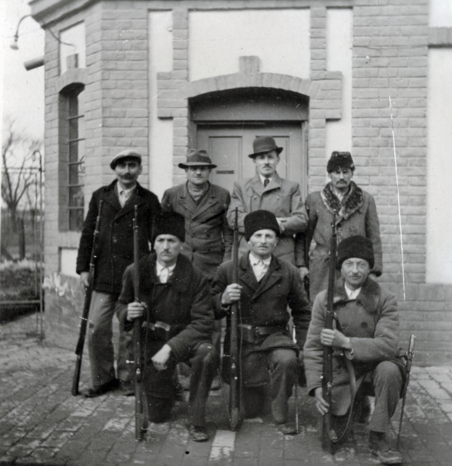 Serbia, Bačko Gradište, a magyar csapatok bevonulásának első évfordulóján tartott ünnepségre készülődő polgárőrök., 1942, Varga Csaba dr., Fortepan #150534