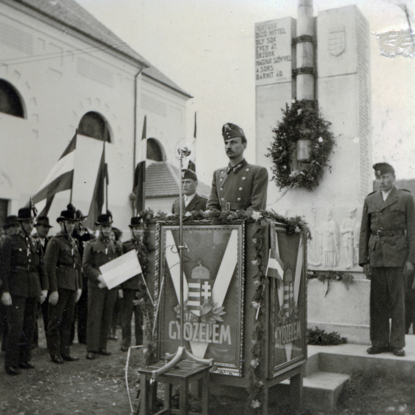 Serbia, Bačko Gradište, Hais Tibor százados díszbeszéde a Szent Mihály-templom melletti Országzászló avatásakor. A felvétel a magyar csapatok bevonulásának első évfordulóján tartott ünnepség alkalmával készült., 1942, Varga Csaba dr., stand, Fortepan #150538