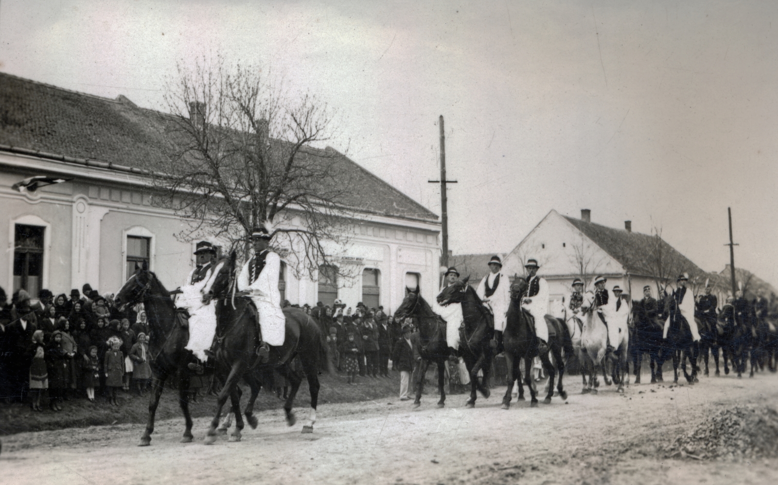 Serbia, Bačko Gradište, a magyar csapatok bevonulásának első évfordulóján tartott ünnepségre készülődő bandérium felvonulása., 1942, Varga Csaba dr., Fortepan #150546
