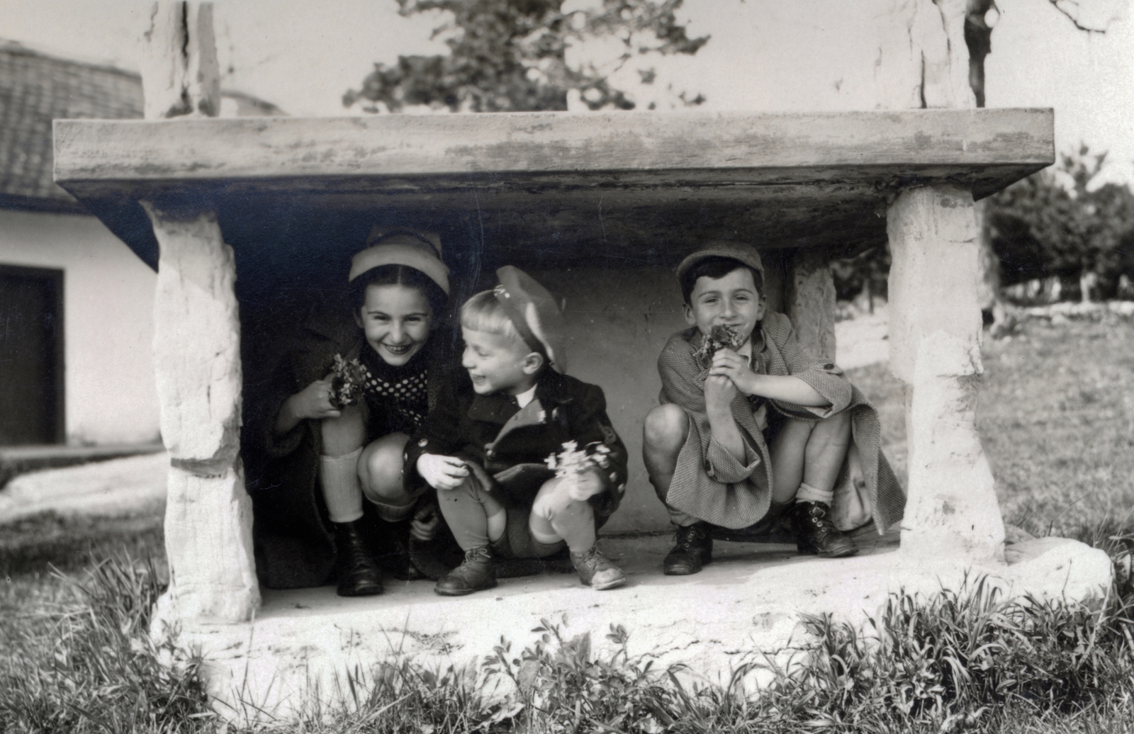 Hungary, Mecsek, Pécs, a felvétel a lapisi vadászháznál készült., 1941, Varga Csaba dr., kids, squatting, Fortepan #150562