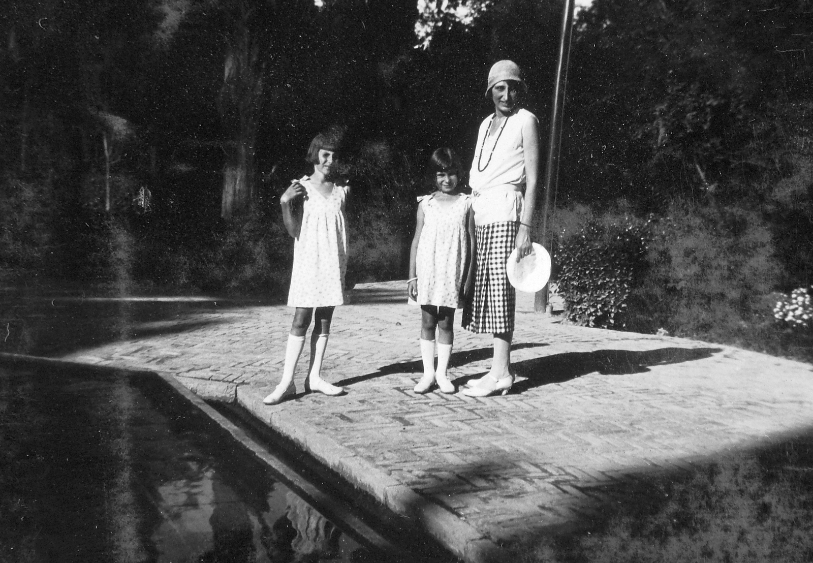 Irán, Teherán, ifj. Francsek Imre építész családja a Golesztán palota előtt., 1933, Saly Noémi, nyári ruha, anya, lányok, Fortepan #15057