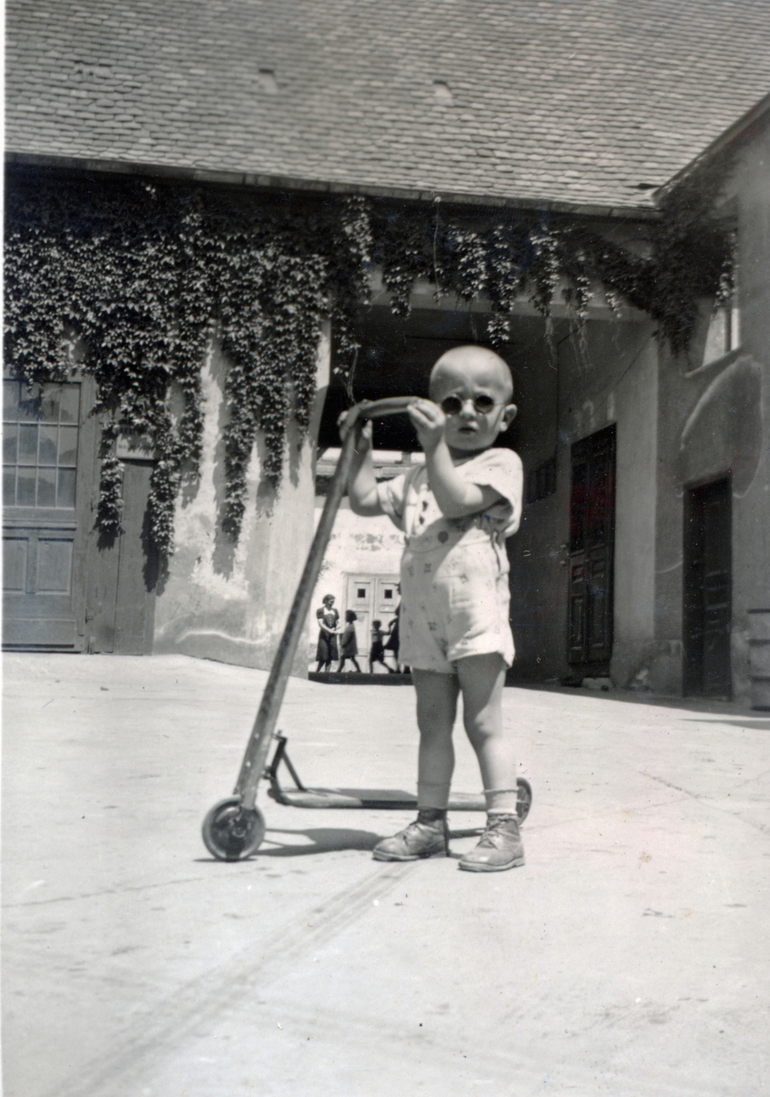 Magyarország, Pécs, Rákóczi út 34., Varga Gyula Autókarosszéria- és Kocsigyárának udvara., 1942, Varga Csaba dr., roller, napszemüveg, Best of, Fortepan #150576