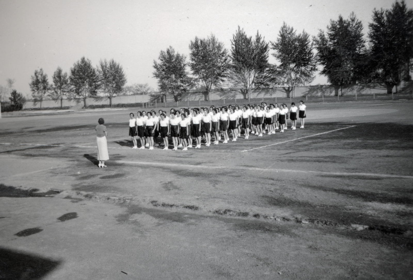 Magyarország, Győr, Bisinger József sétány 32., Győr Szabad Királyi Város Női Felsőkereskedelmi Iskola (később Deák Ferenc Közgazdasági és Informatikai Szakközépiskola). III. osztályosok tornaórája az iskola udvarán., 1935, Varga Csaba dr., tornasor, Fortepan #150612