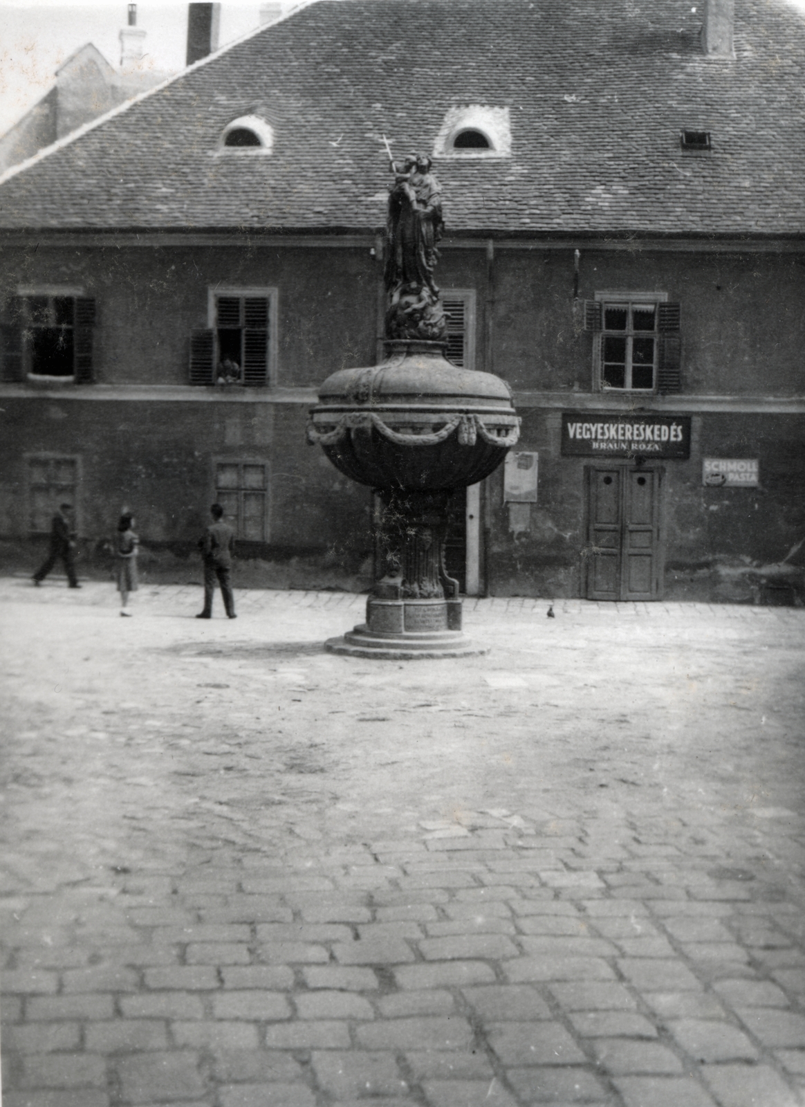 Hungary, Sopron, Orsolya tér, Mária-kút, háttérben a Lábasház., 1939, Varga Csaba dr., cobblestones, Fortepan #150668